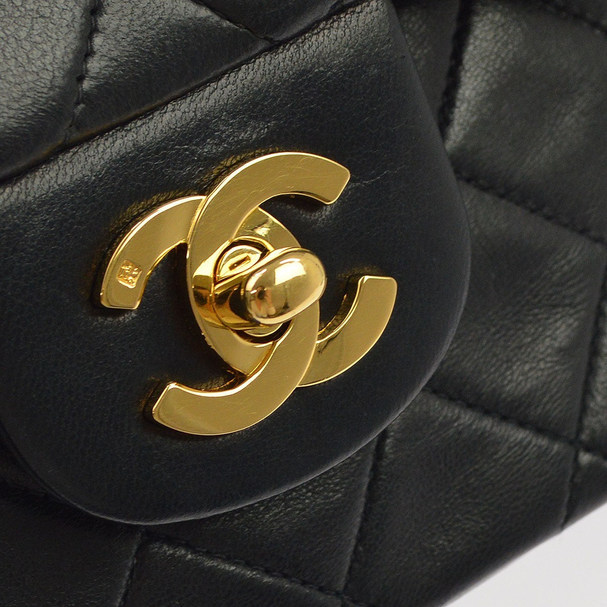 Chanel Vintage Classic Double Flap Quilted Lambskin Black Leather Handbag (Pre-Owned)