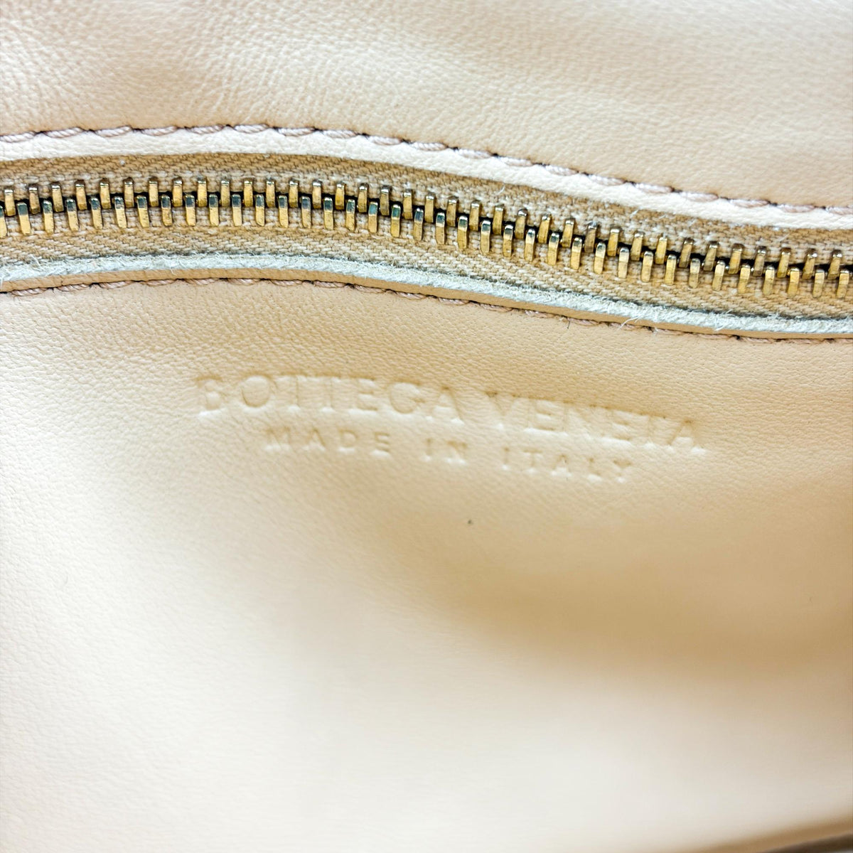Bottega Veneta Cassette Maxi Intrecciato Leather Beige Leather Crossbody Bag Bag (Pre-Owned)