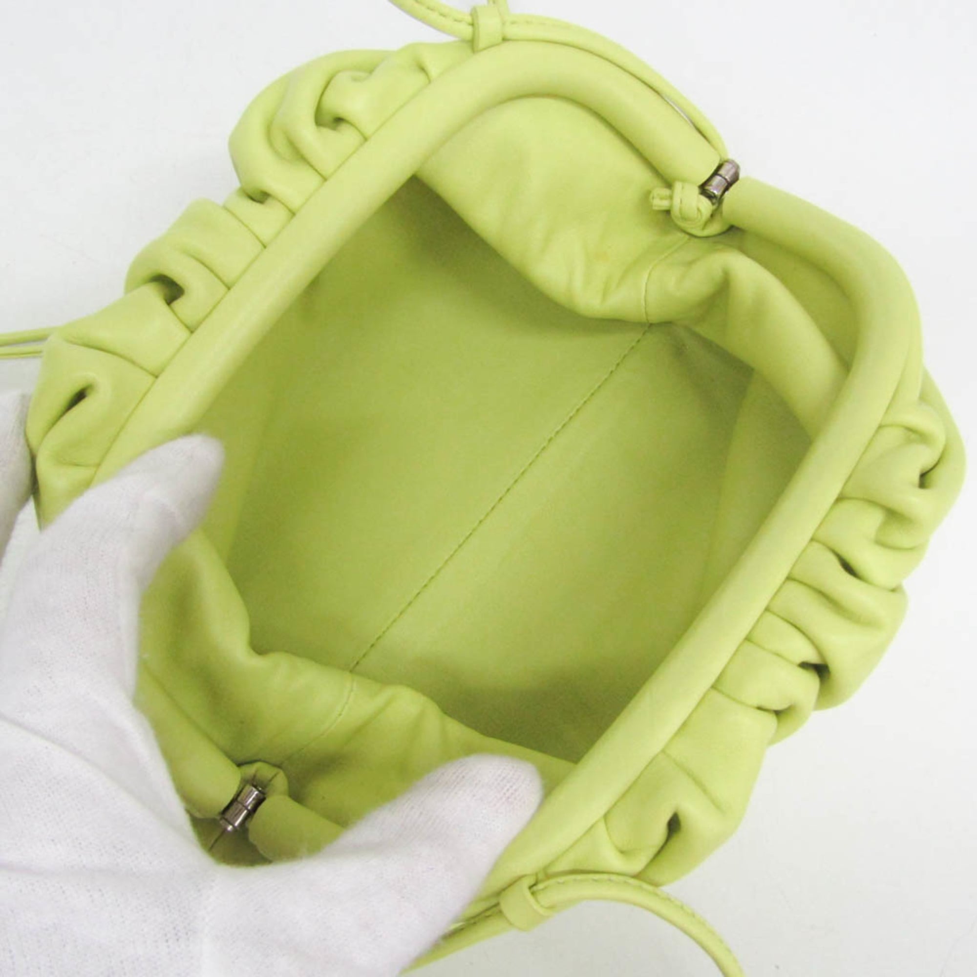 Bottega Veneta The Pouch Leather Green Leather Clutche & Pouche Bag (Pre-Owned)