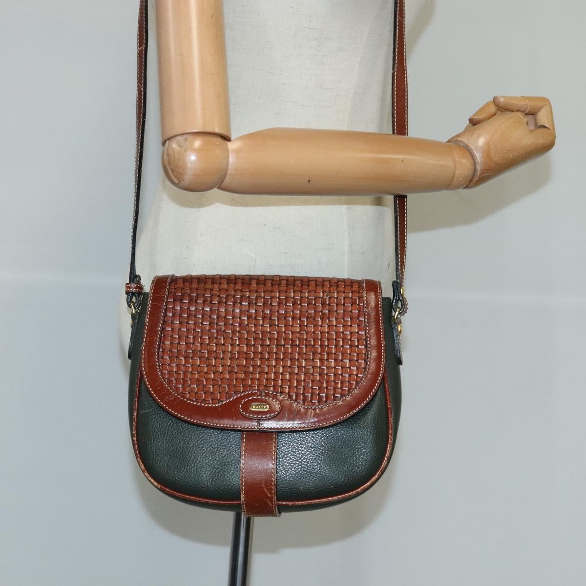 Bally Vintage Leather Green Leather Shoulder Bag Bag (Pre-Owned)
