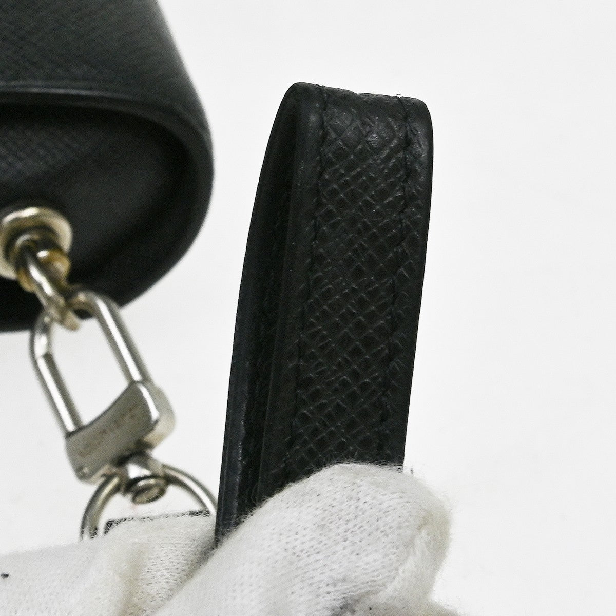 Louis Vuitton Pochette Baikal Clutch Taiga Leather Black Leather Clutche & Pouche Bag (Pre-Owned)
