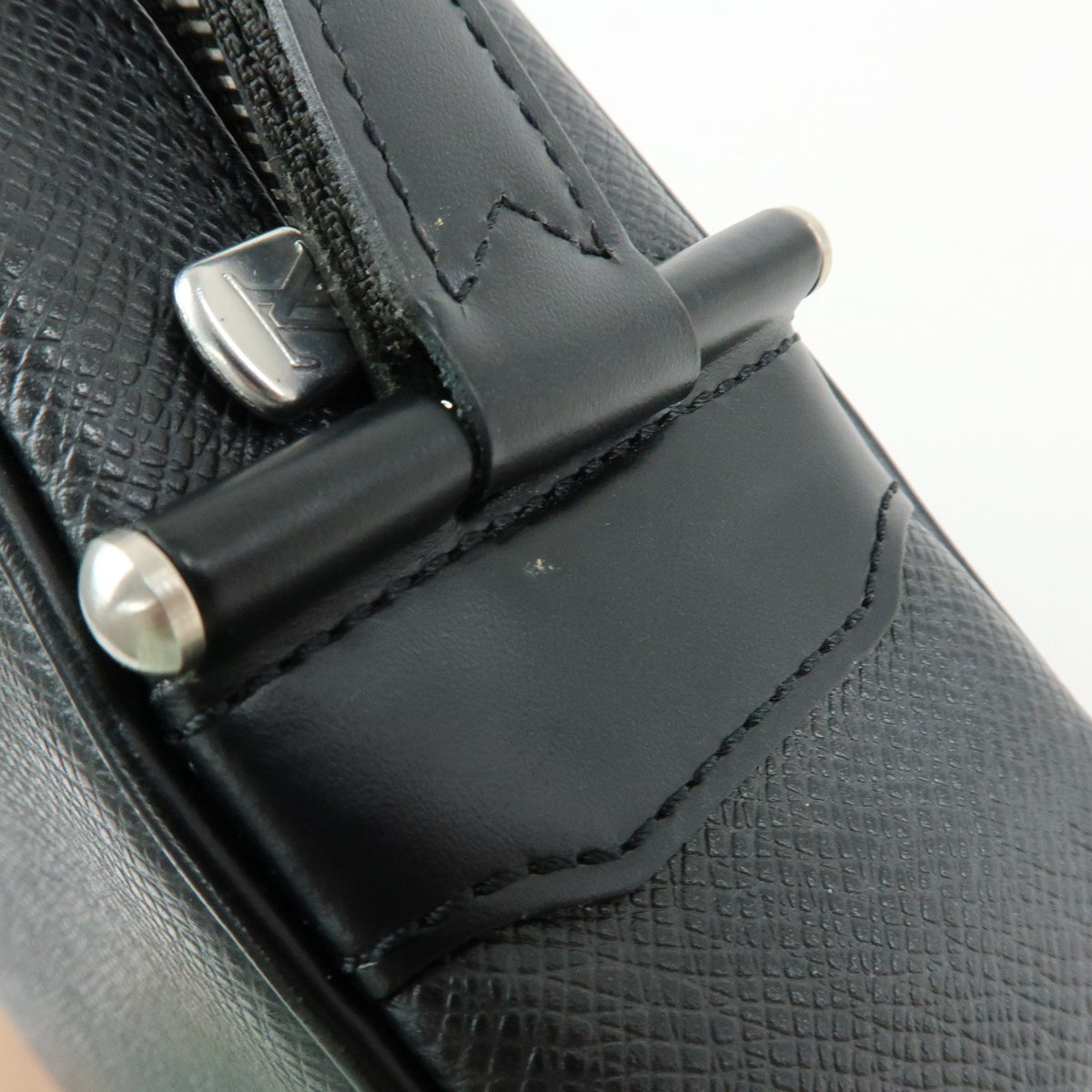 Louis Vuitton Kaluga Pochette Clutch Taiga Leather Black Leather Clutche & Pouche Bag (Pre-Owned)