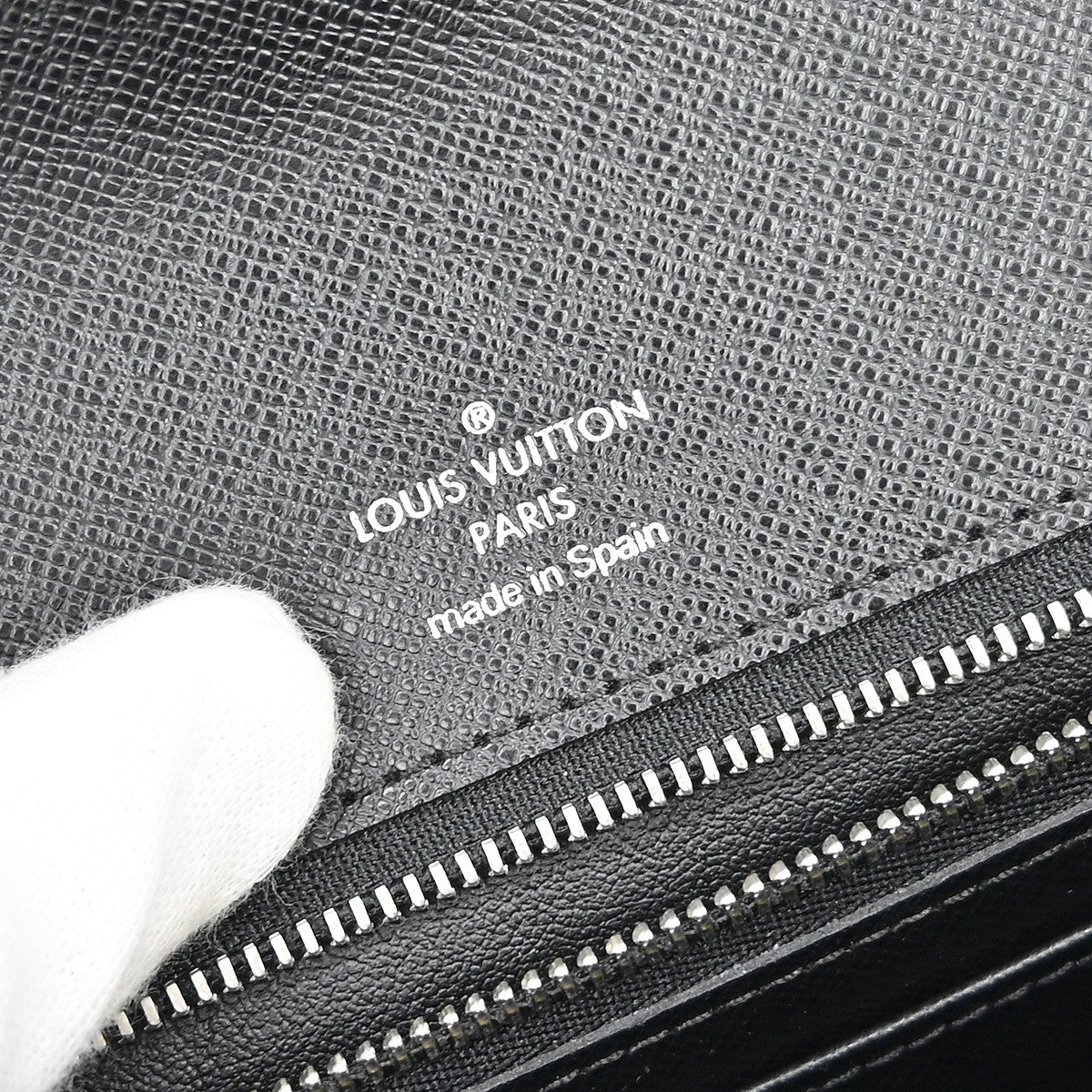Louis Vuitton Selenga Pochette Taiga Leather Black Leather Clutche & Pouche Bag (Pre-Owned)
