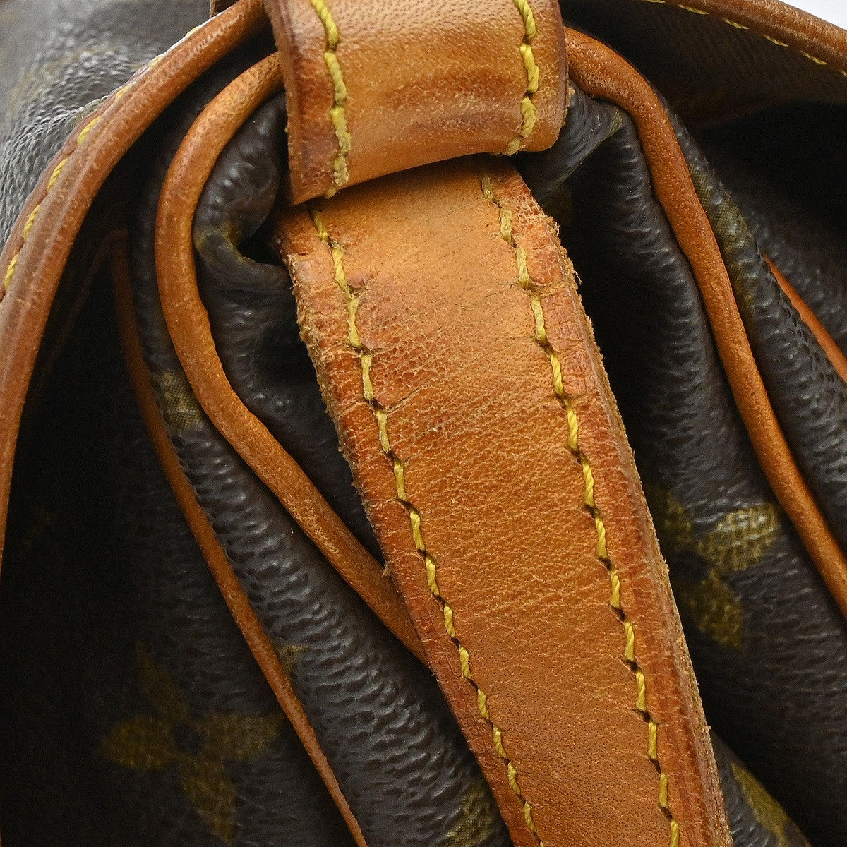 Louis Vuitton Saumur Messenger Monogram Canvas Brown Canvas Shoulder Bag Bag (Pre-Owned)