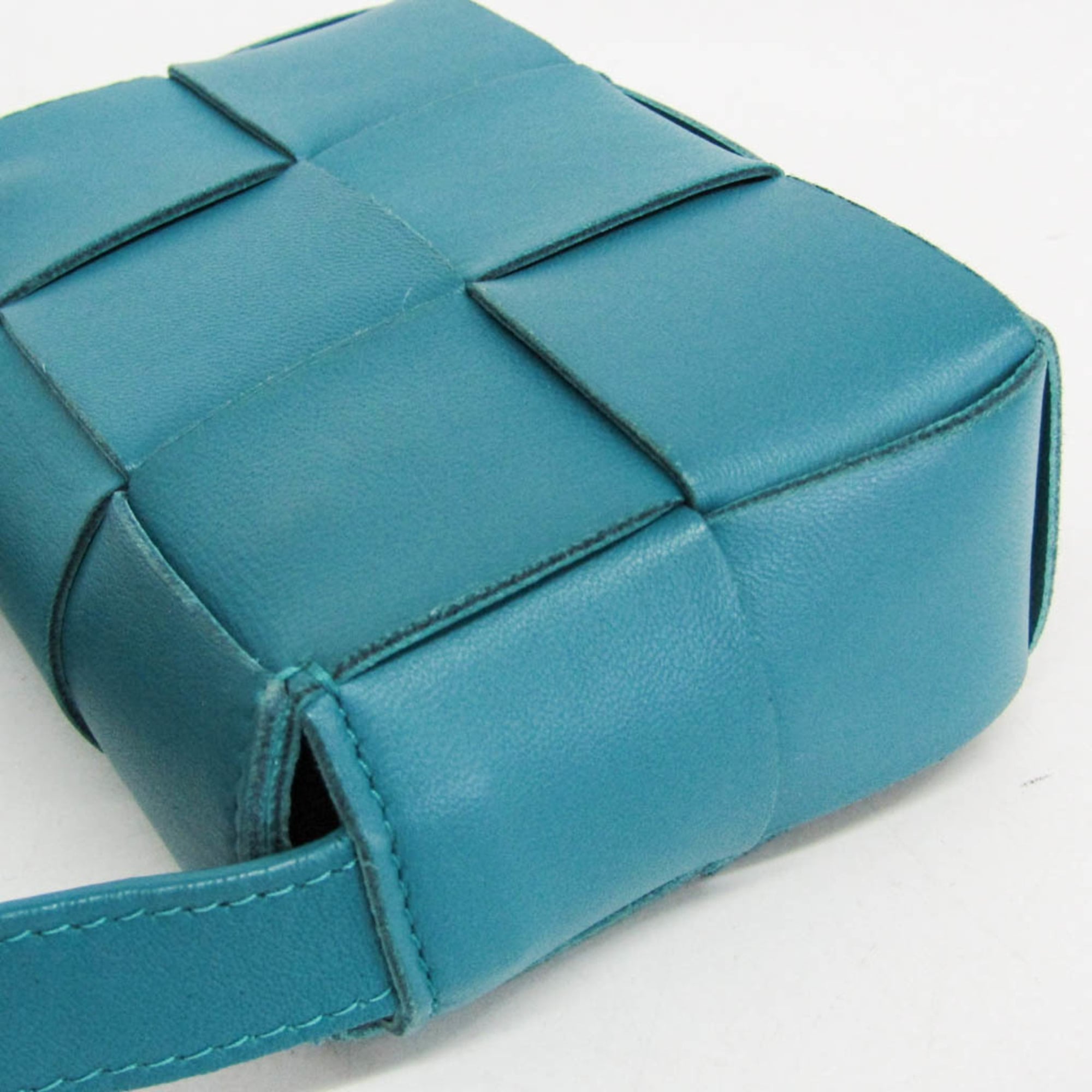 Bottega Veneta Cassette Maxi Intrecciato Leather Blue Leather Clutche & Pouche Bag (Pre-Owned)