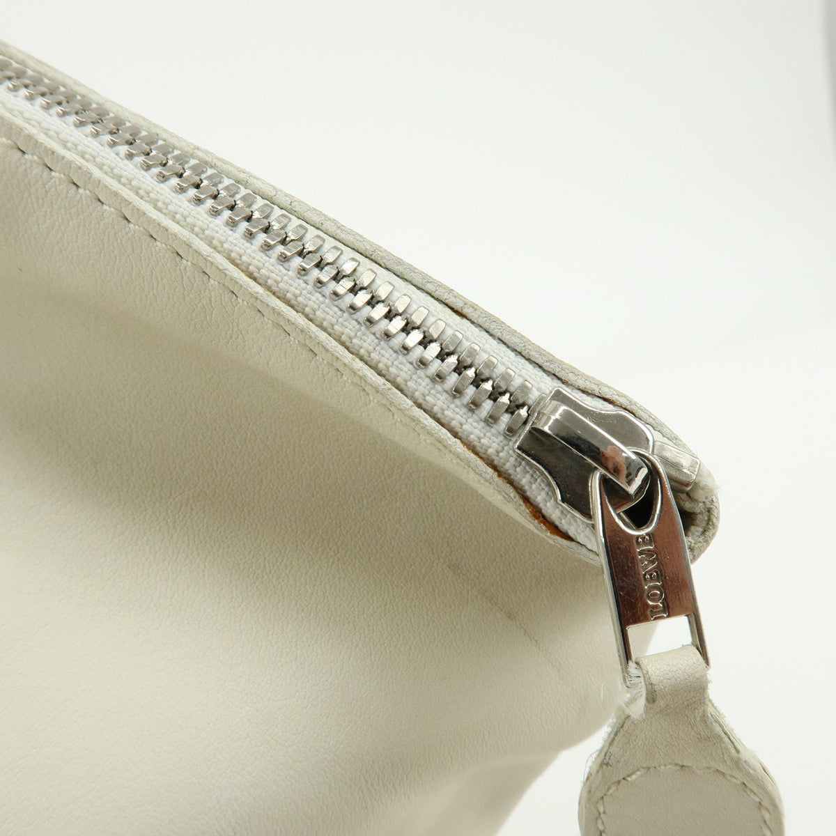 Loewe Anton Sling Leather White Leather Handbag (Pre-Owned)