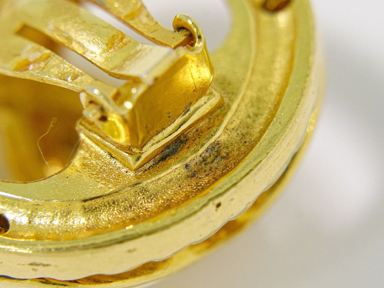 Chanel Vintage Cc Round Cutout Clip-On Metal Gold Gold_Plated Earrings Jewelry (Pre-Owned)
