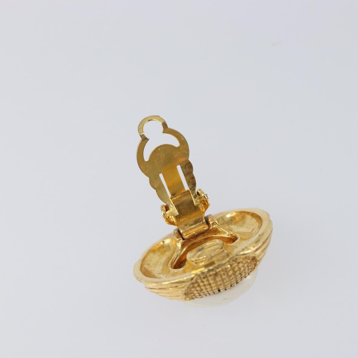 Chanel Vintage Round Clip-On Metal Gold Metal Earrings Jewelry (Pre-Owned)
