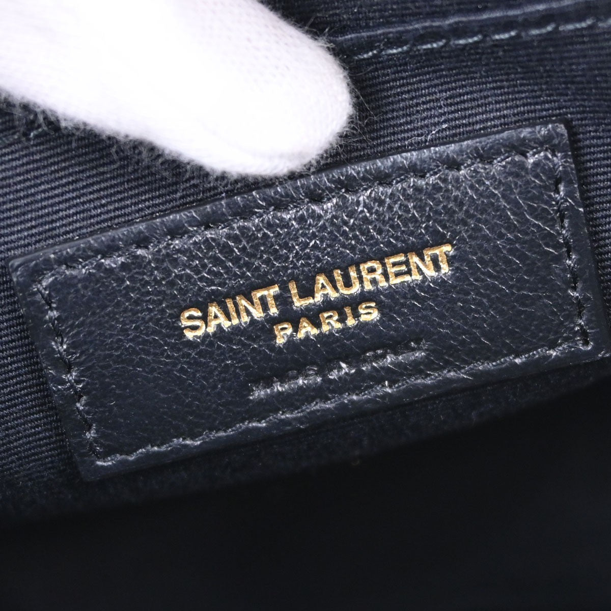 Saint Laurent Vinyle Round Belt Matelasse Chevron Leather Black Leather Clutche & Pouche Bag (Pre-Owned)