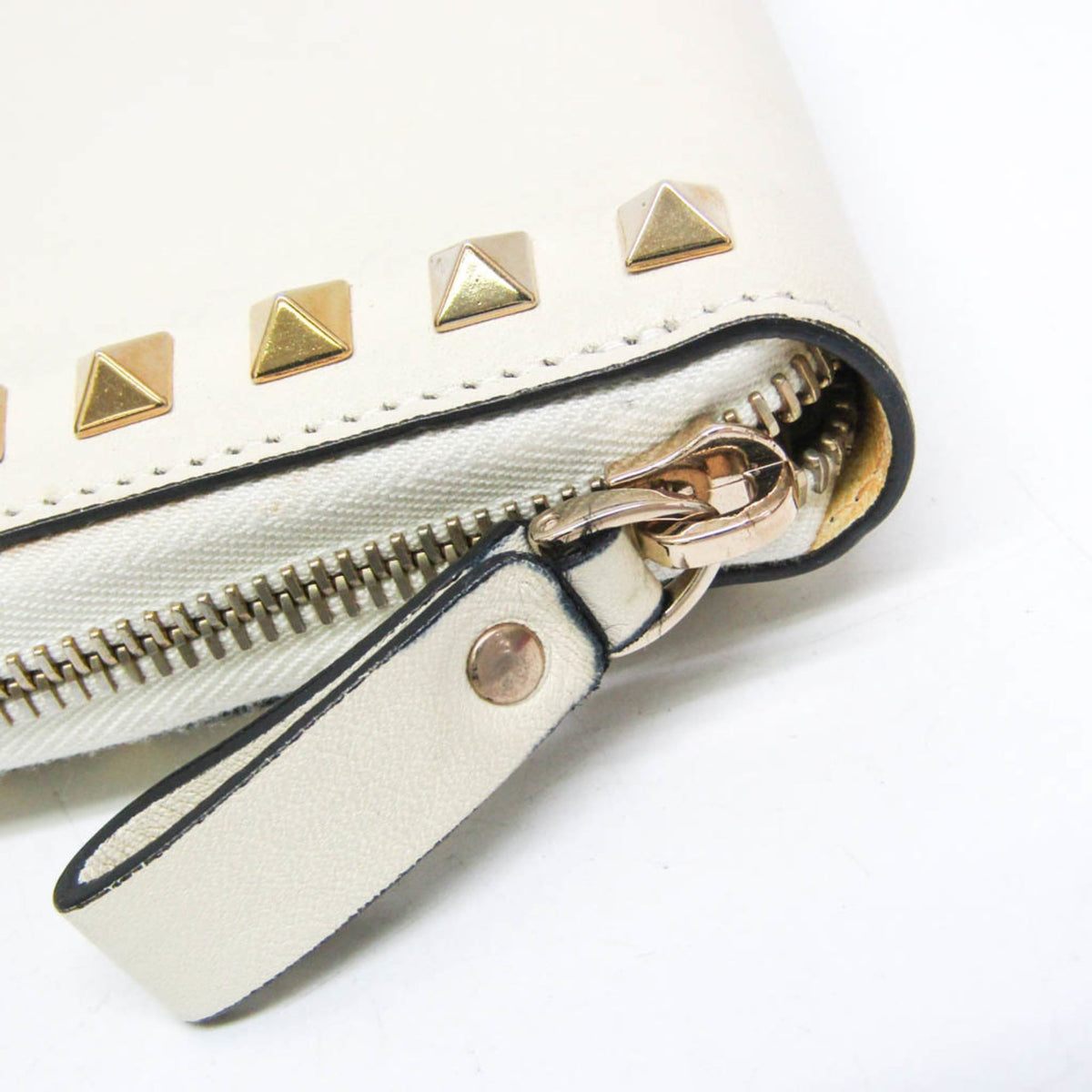Valentino Garavani Rockstud Zip Around Leather White Leather Wallets Accessory (Pre-Owned)