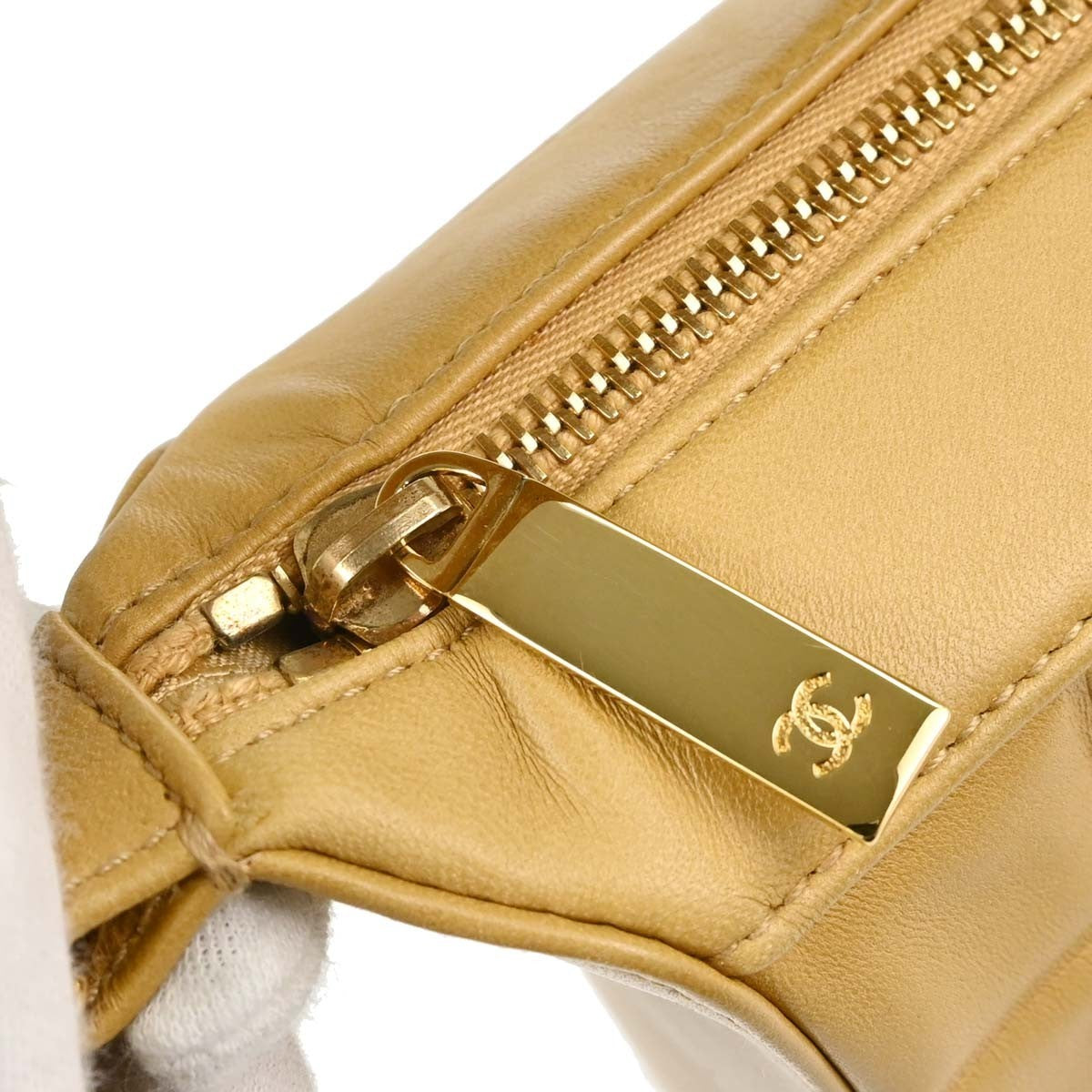 Chanel Chocolate Bar Cc Quilted Leather Beige Leather Shoulder Bag Bag (Pre-Owned)