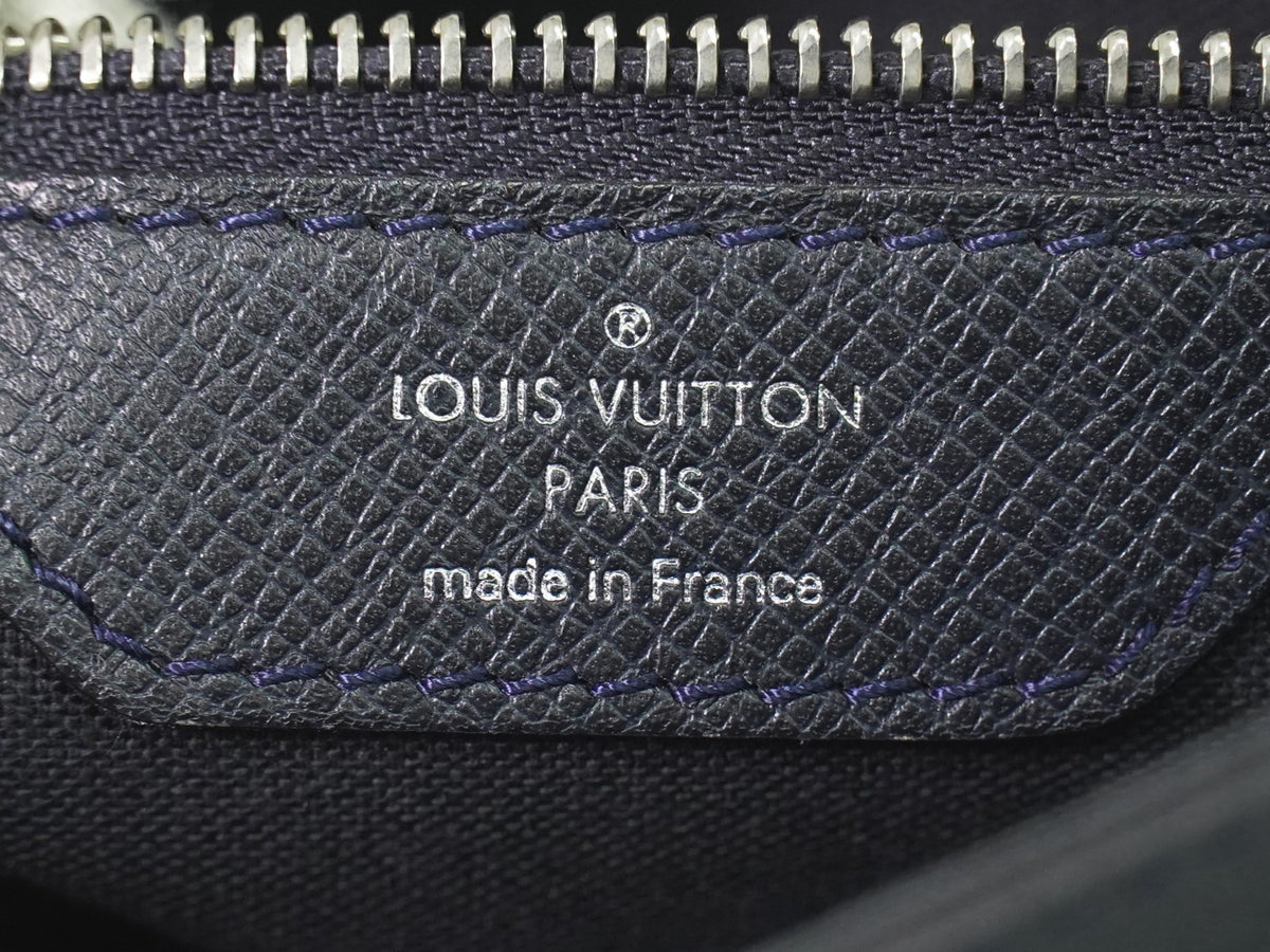 Louis Vuitton Roman Taiga Leather Navy Leather Shoulder Bag Bag (Pre-Owned)