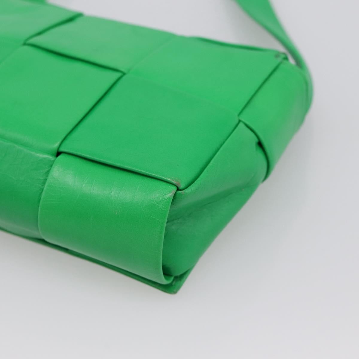 Bottega Veneta Cassette Maxi Intrecciato Leather Green Leather Clutche & Pouche Bag (Pre-Owned)