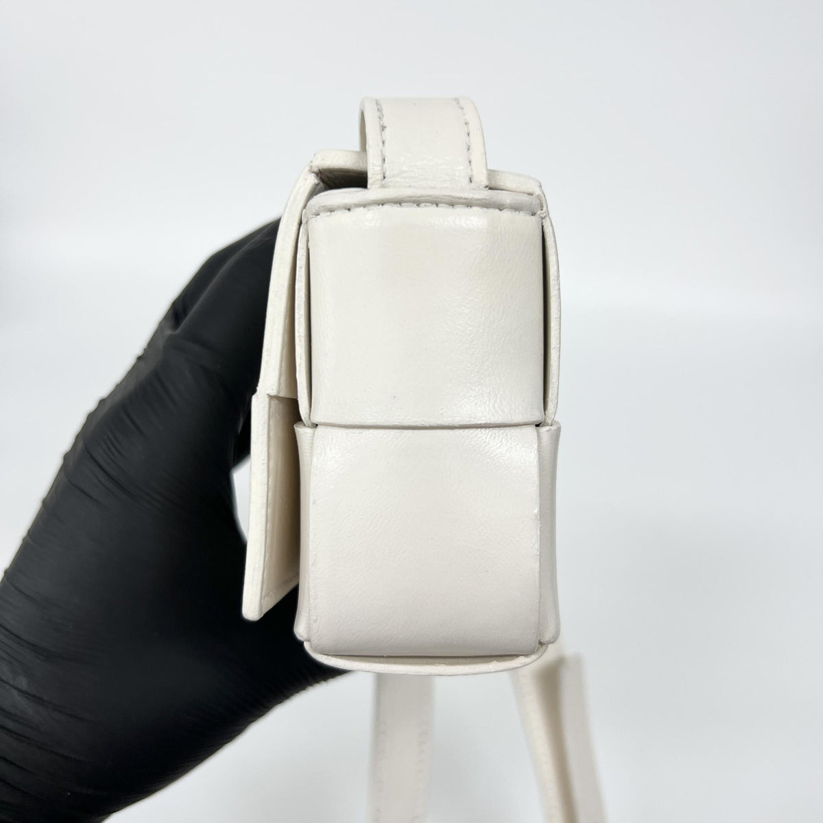 Bottega Veneta Cassette Maxi Intrecciato Leather White Leather Crossbody Bag Bag (Pre-Owned)