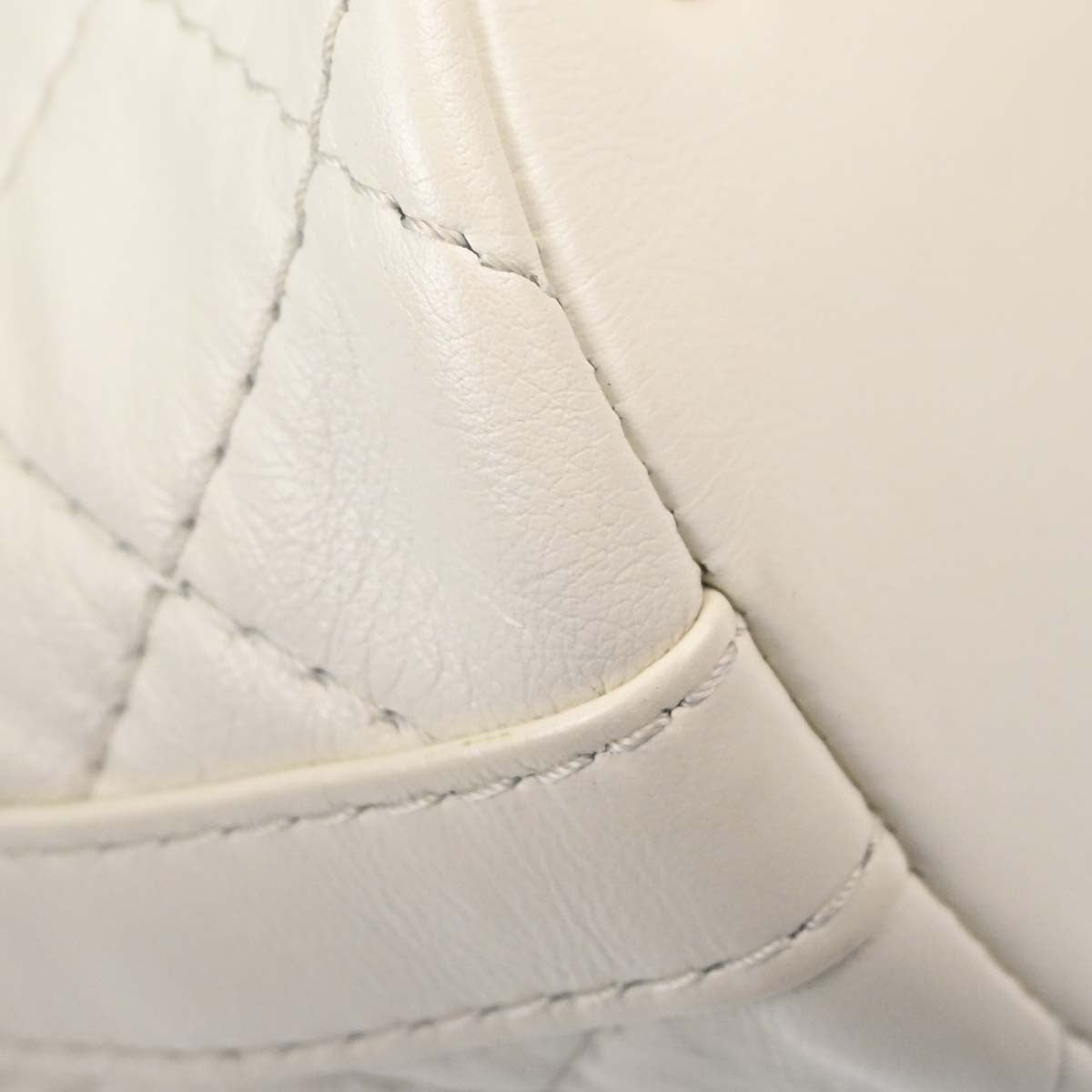 Chanel Vintage Cc Turnlock Flap Leather White Leather Shoulder Bag Bag (Pre-Owned)
