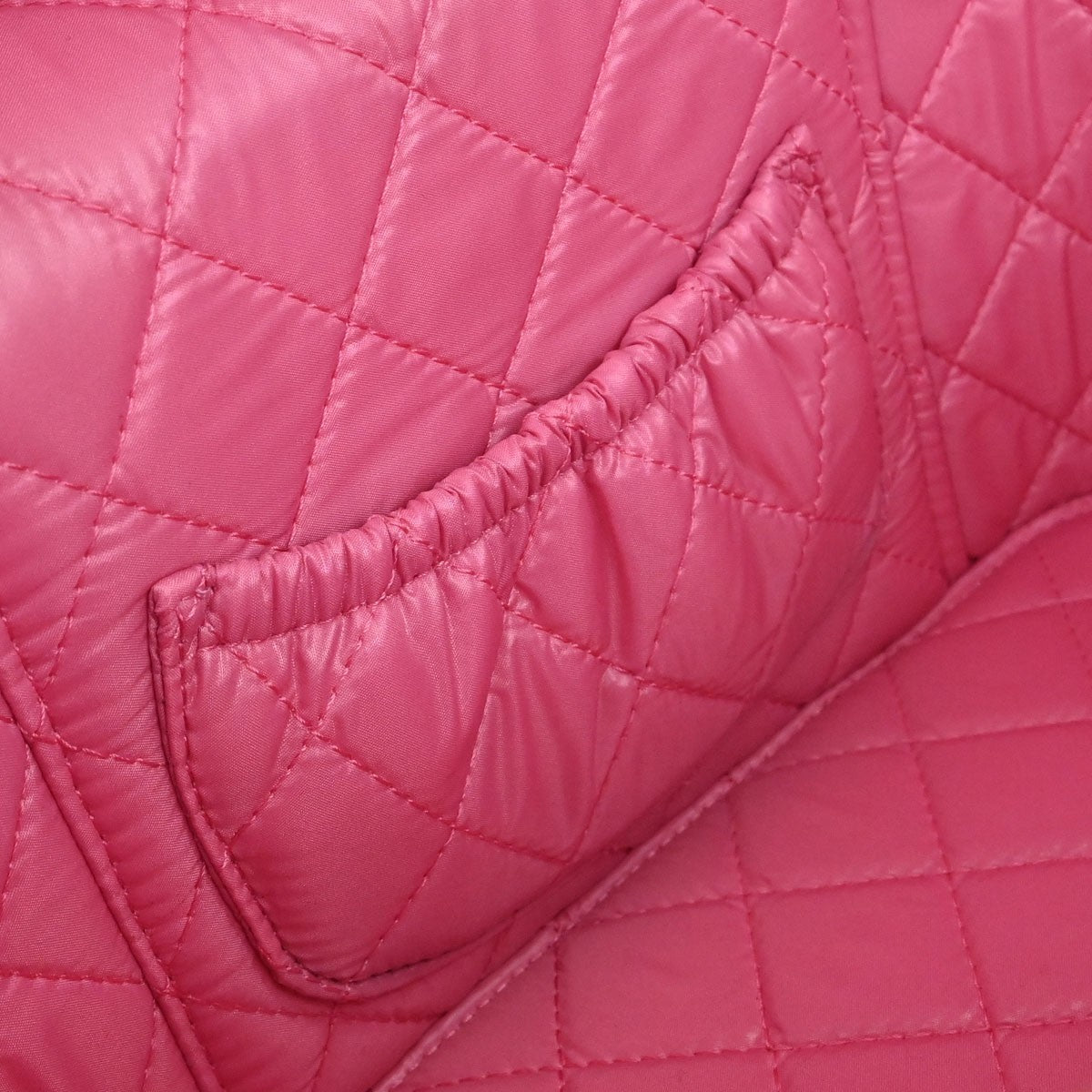 Chanel Vintage Timeless Cosmetic Case Caviar Pink Leather Handbag (Pre-Owned)