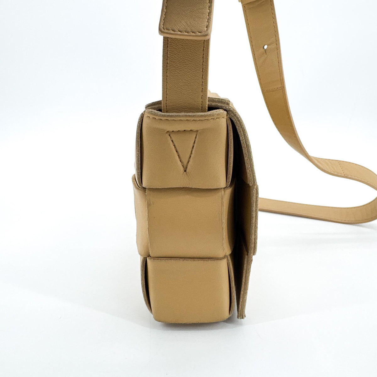 Bottega Veneta Cassette Maxi Intrecciato Leather Beige Leather Crossbody Bag Bag (Pre-Owned)