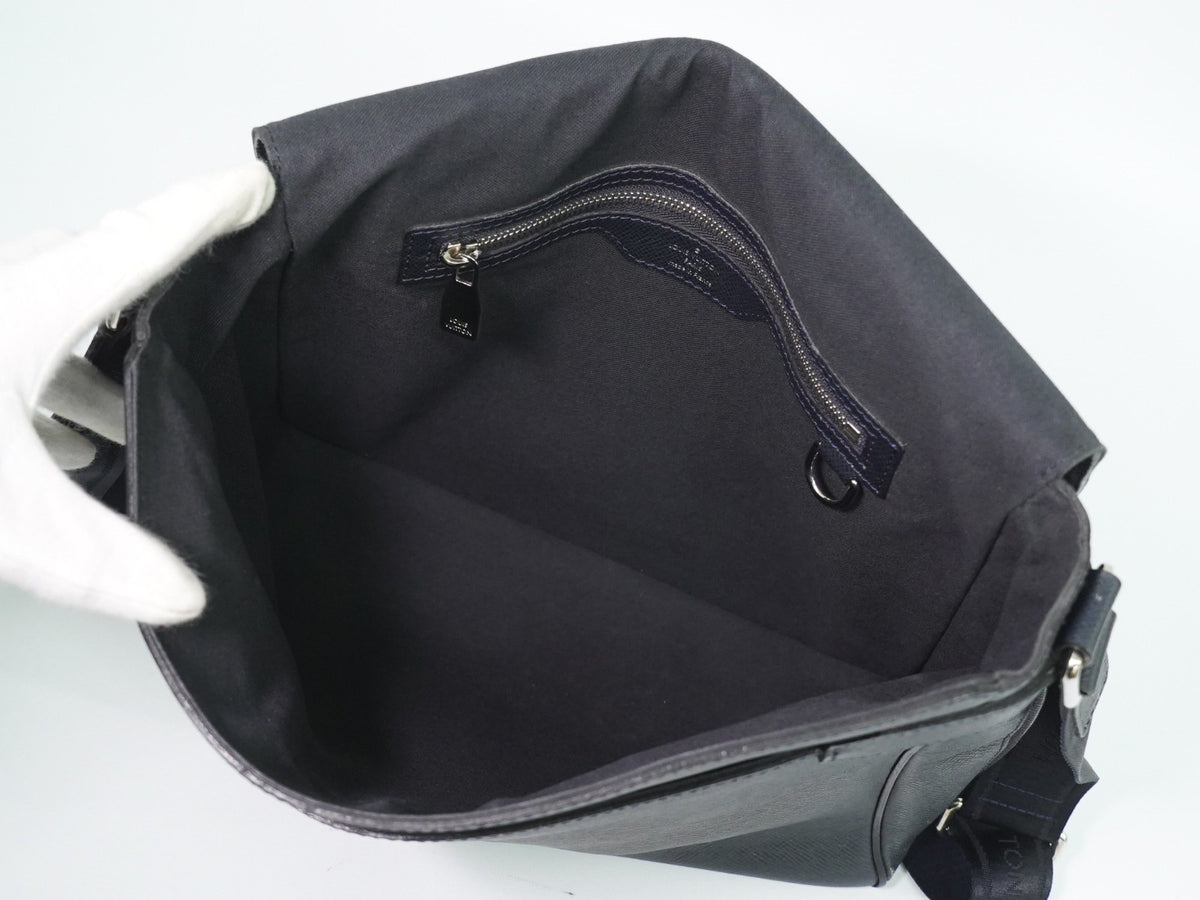 Louis Vuitton Roman Taiga Leather Navy Leather Shoulder Bag Bag (Pre-Owned)