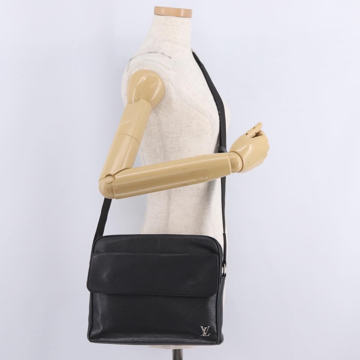 Louis Vuitton Alex Messenger Taiga Leather Black Leather Handbag (Pre-Owned)