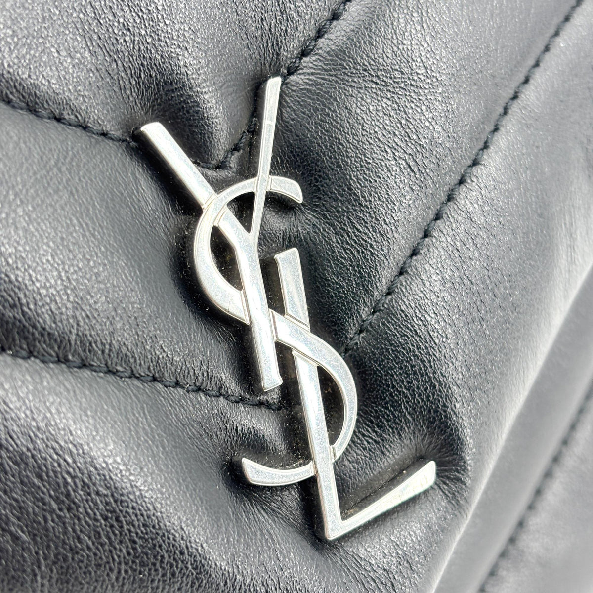 Saint Laurent Loulou Matelasse Chevron Leather Black Leather Shoulder Bag Bag (Pre-Owned)