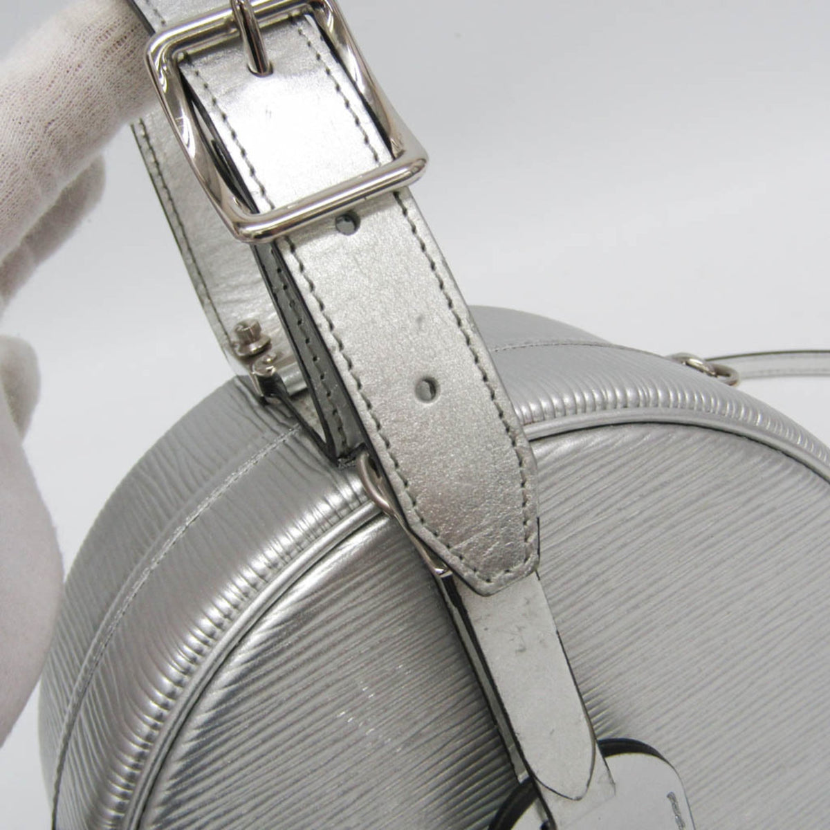 Louis Vuitton Petite Boite Chapeau Epi Leather Silver Leather Handbag (Pre-Owned)