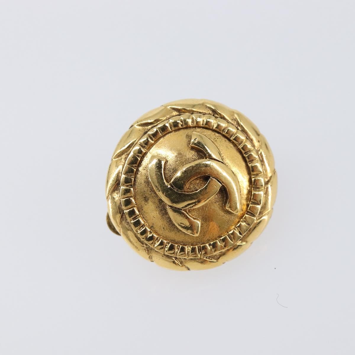 Chanel Vintage Cc Round Clip-On Metal Gold Metal Earrings Jewelry (Pre-Owned)