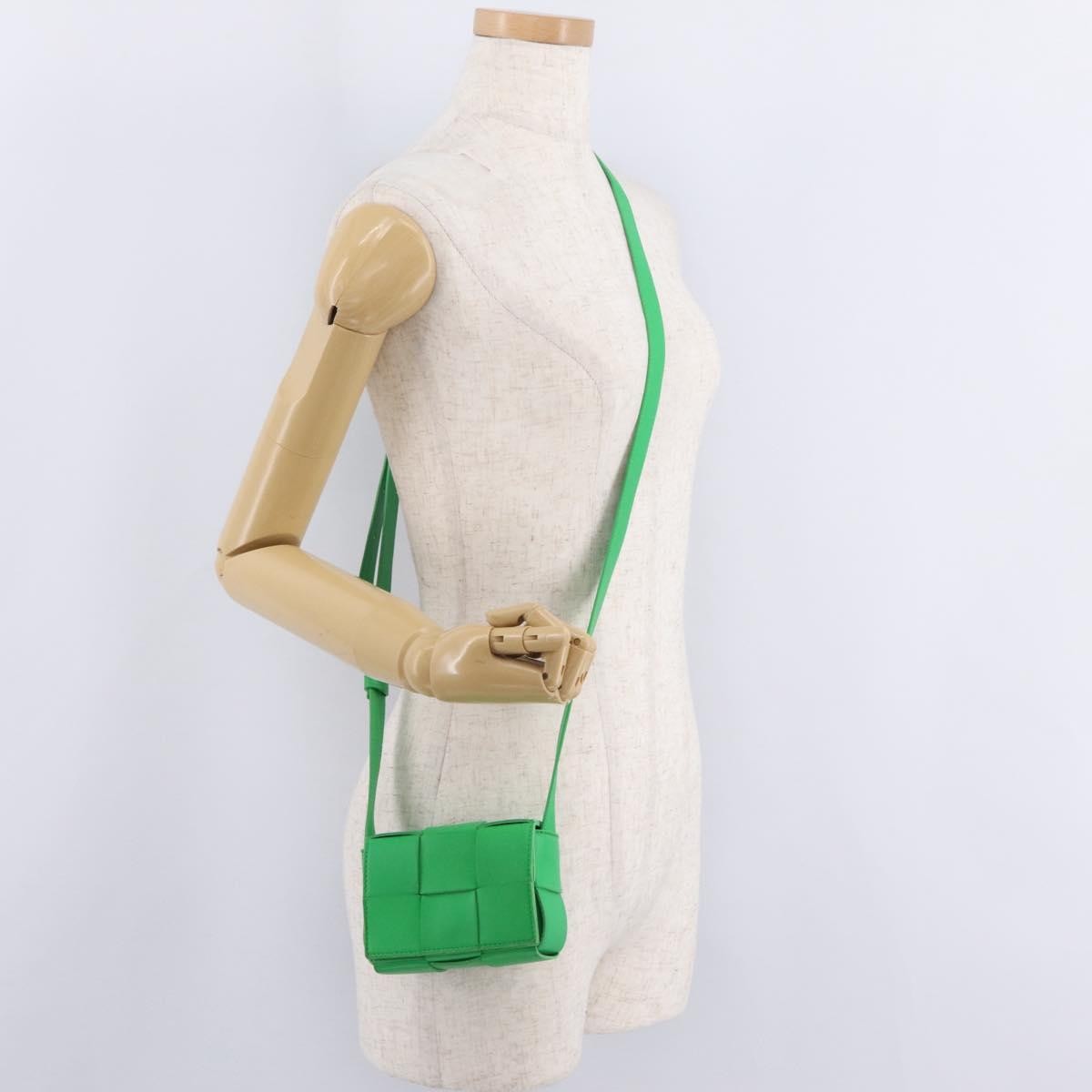Bottega Veneta Cassette Maxi Intrecciato Leather Green Leather Crossbody Bag Bag (Pre-Owned)