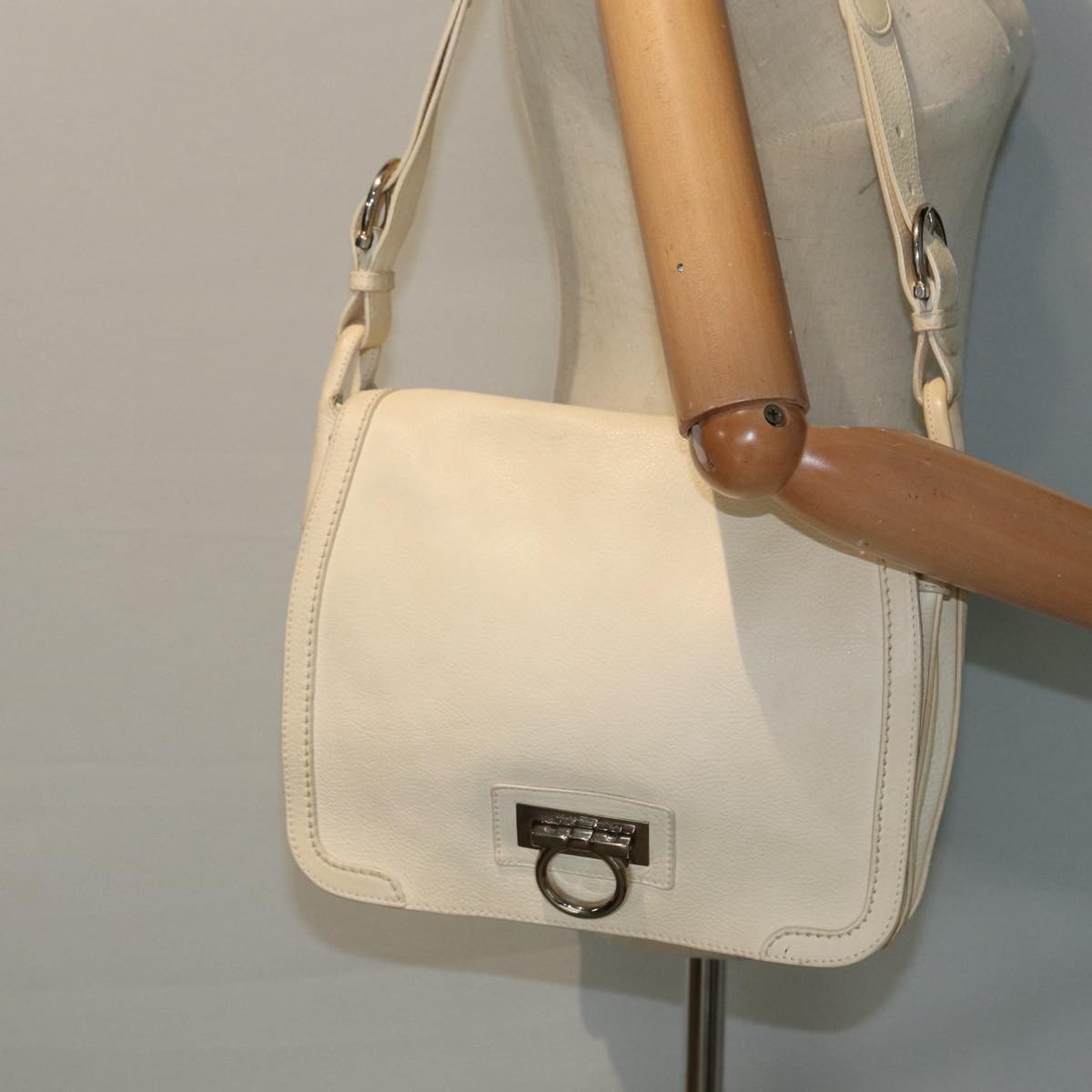 Salvatore Ferragamo Gancini Shoulder Bag Leather White Leather Handbag (Pre-Owned)