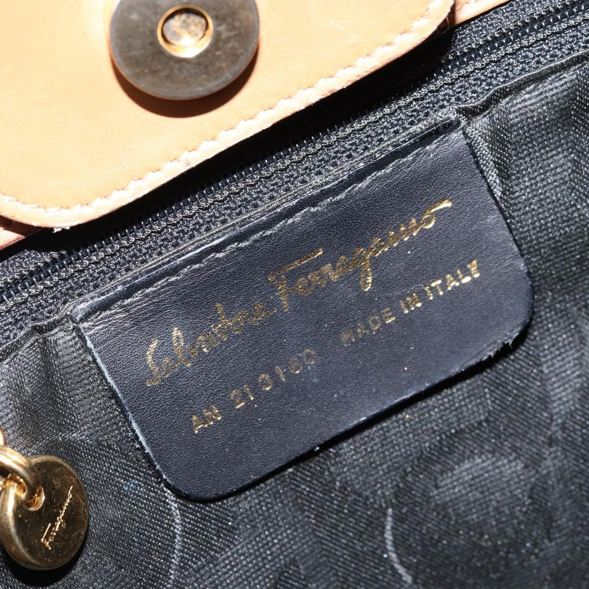 Salvatore Ferragamo Gancini Shoulder Bag Leather Beige Leather Shoulder Bag Bag (Pre-Owned)