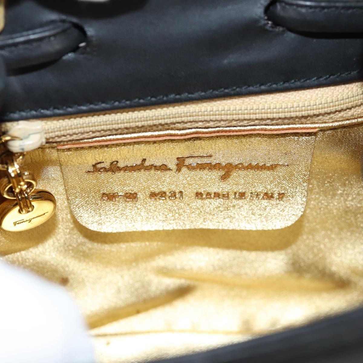 Salvatore Ferragamo Gancini Shoulder Bag Leather Black Leather Shoulder Bag Bag (Pre-Owned)