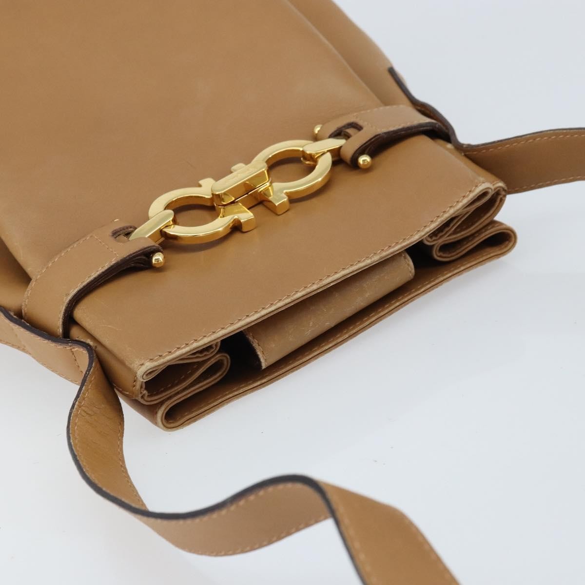 Salvatore Ferragamo Gancini Shoulder Bag Leather Beige Leather Shoulder Bag Bag (Pre-Owned)