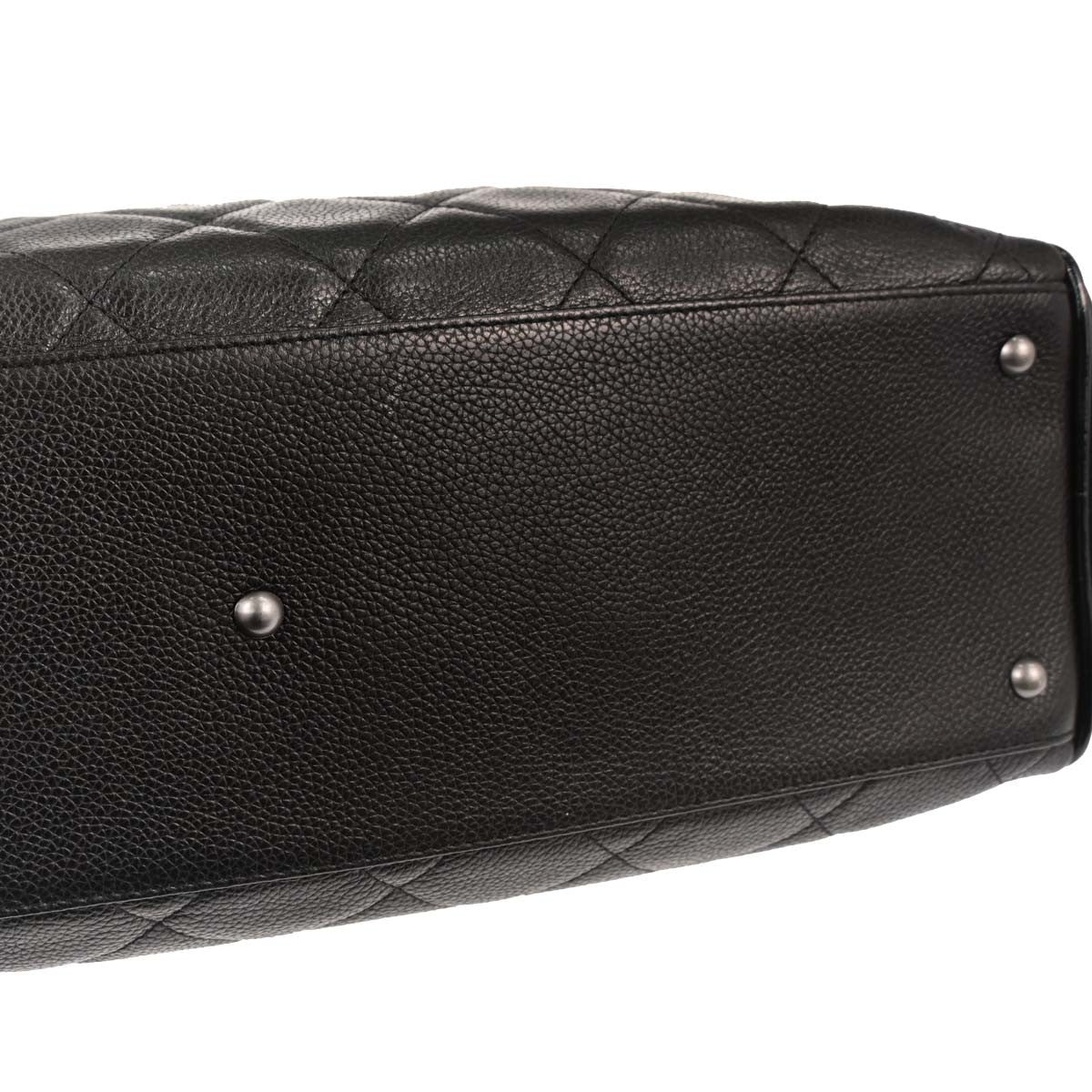 Chanel Embossed Logo Bowler Bag Quilted Caviar Black Leather Travel Bag Bag (Pre-Owned)