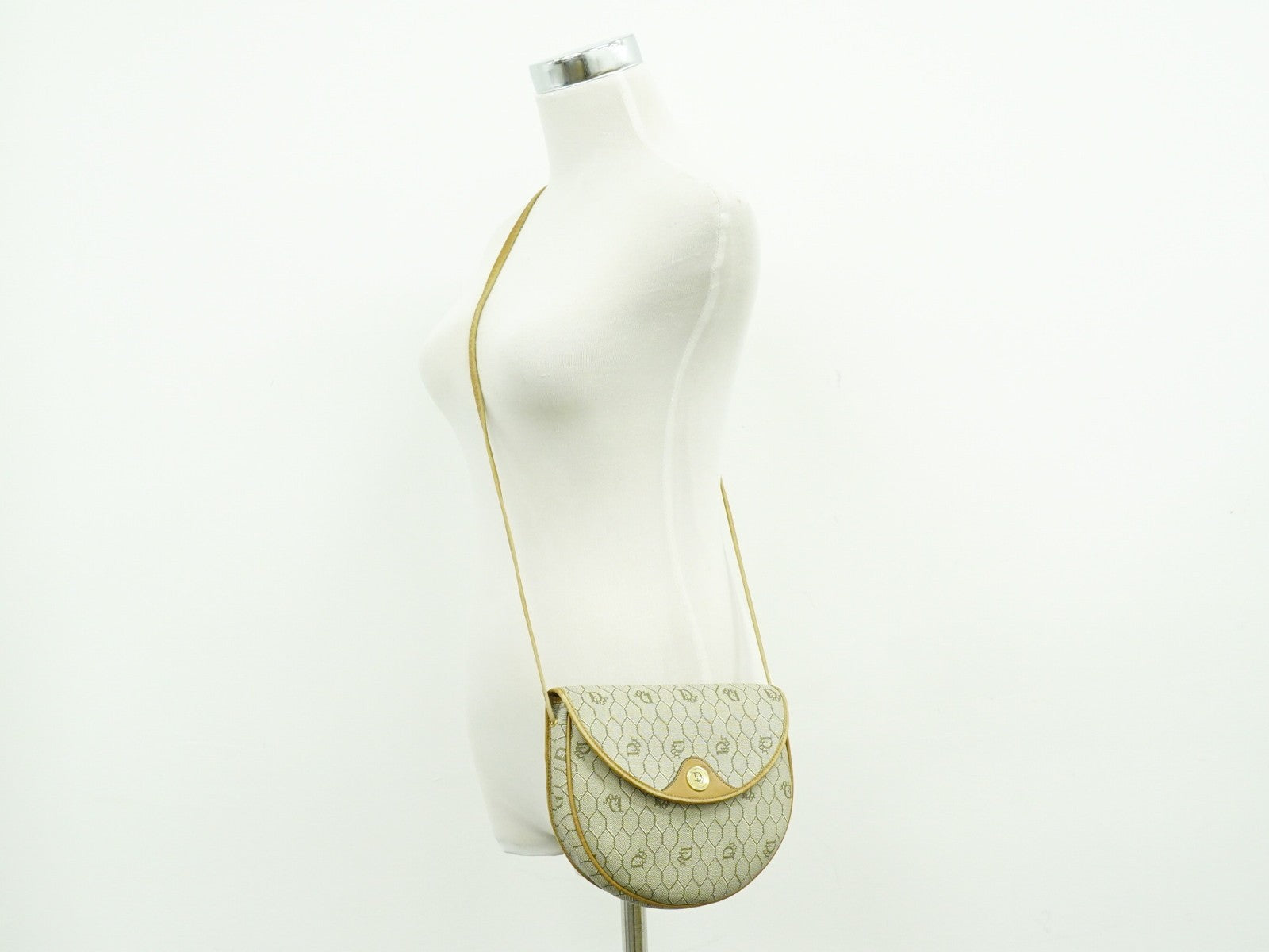 Christian Dior Vintage Honeycomb Shoulder Bag Canvas Beige Canvas Shoulder Bag Bag (Pre-Owned)