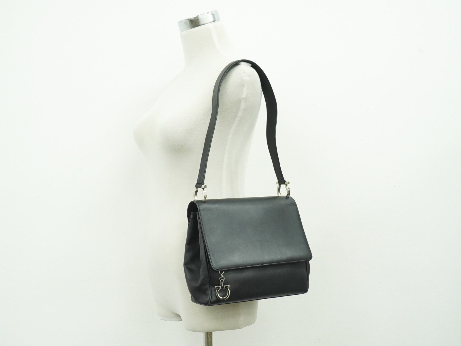Salvatore Ferragamo Gancini Shoulder Bag Leather Black Leather Shoulder Bag Bag (Pre-Owned)