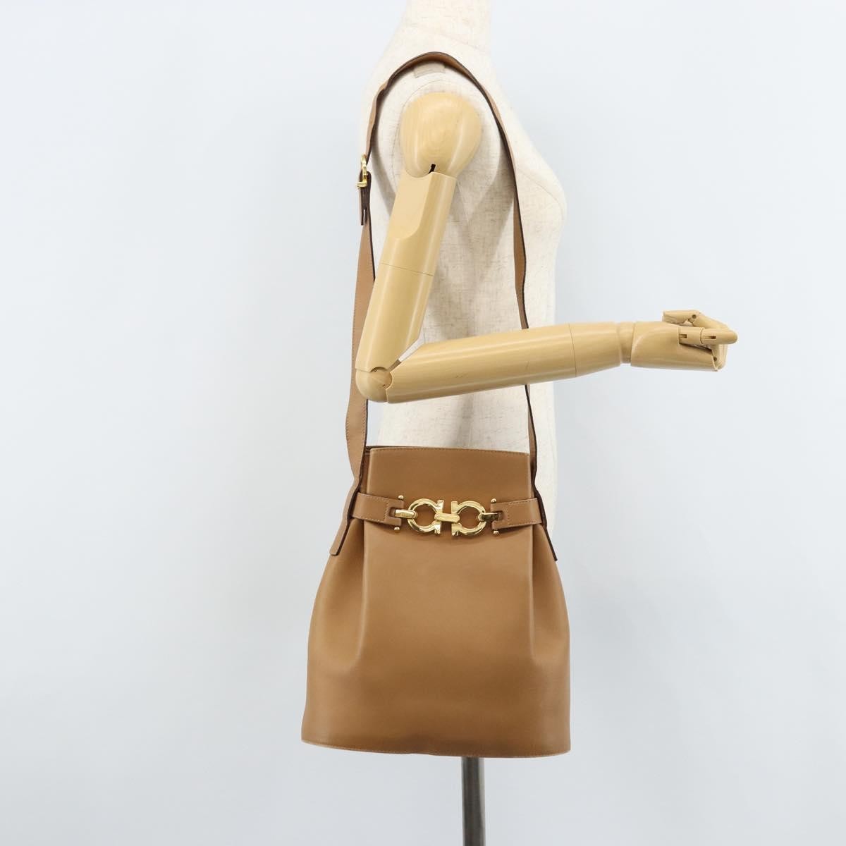 Salvatore Ferragamo Gancini Shoulder Bag Leather Beige Leather Shoulder Bag Bag (Pre-Owned)