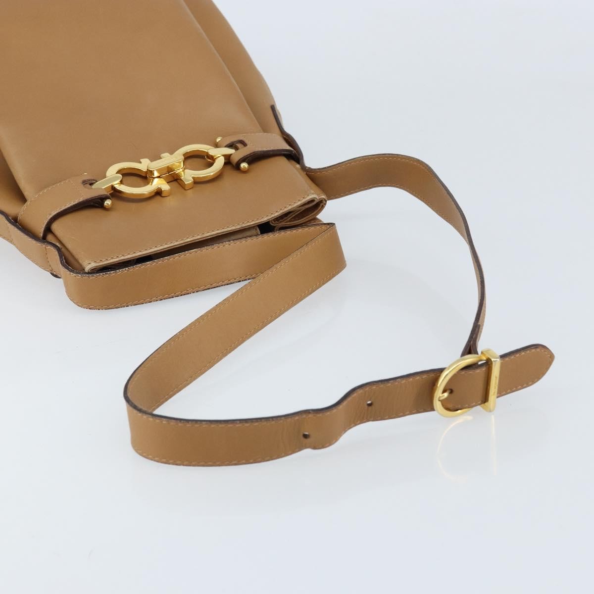Salvatore Ferragamo Gancini Shoulder Bag Leather Beige Leather Shoulder Bag Bag (Pre-Owned)