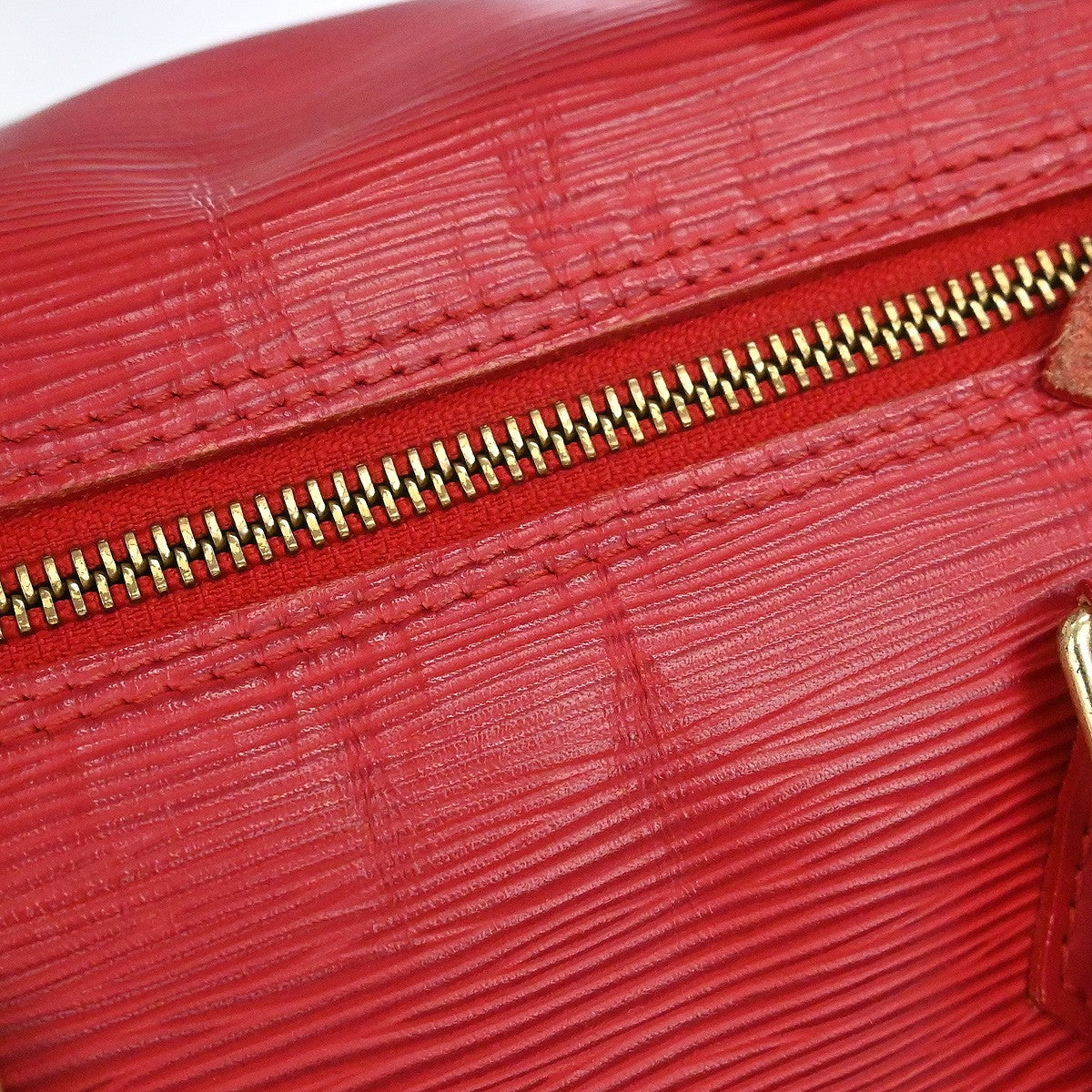 Louis Vuitton Speedy Handbag Epi Leather Red Leather Handbag (Pre-Owned)