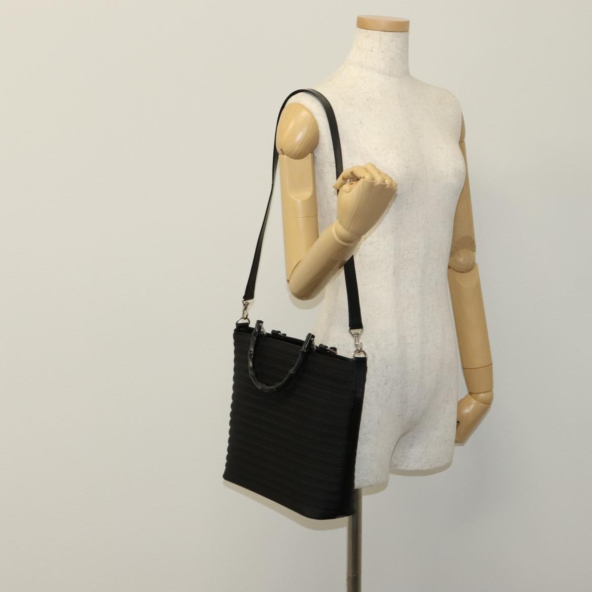 Gucci Vintage Bamboo Handle Bag Nylon Black Nylon Handbag (Pre-Owned)