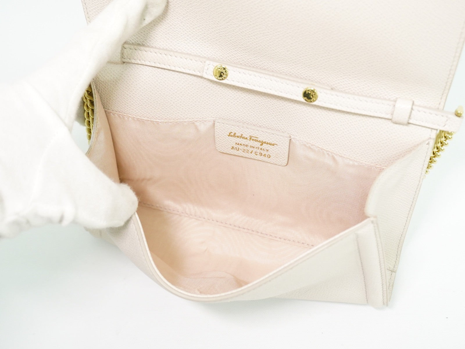 Salvatore Ferragamo Vara Bow Chain Flap Bag Leather Beige Leather Shoulder Bag Bag (Pre-Owned)