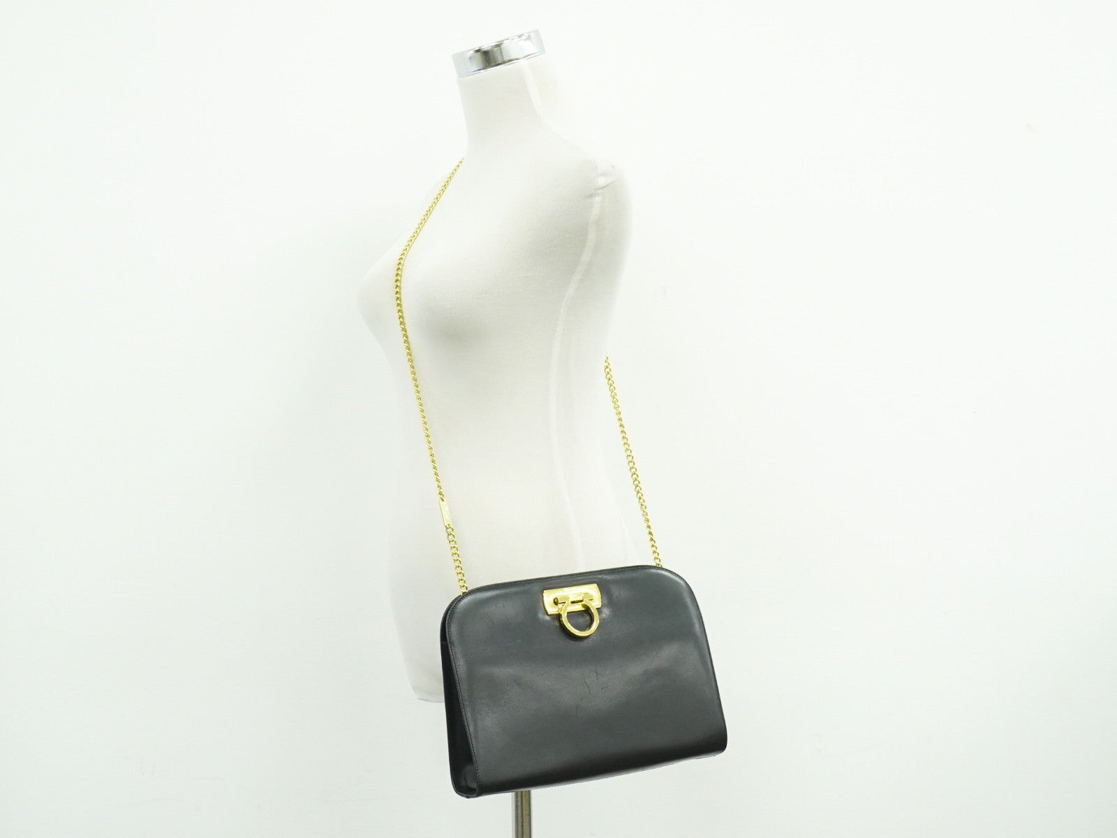 Salvatore Ferragamo Vintage Gancini Chain Shoulder Bag Leather Black Leather Shoulder Bag Bag (Pre-Owned)