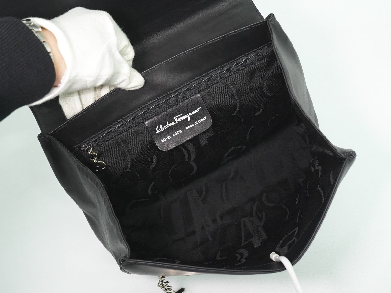 Salvatore Ferragamo Gancini Shoulder Bag Leather Black Leather Shoulder Bag Bag (Pre-Owned)
