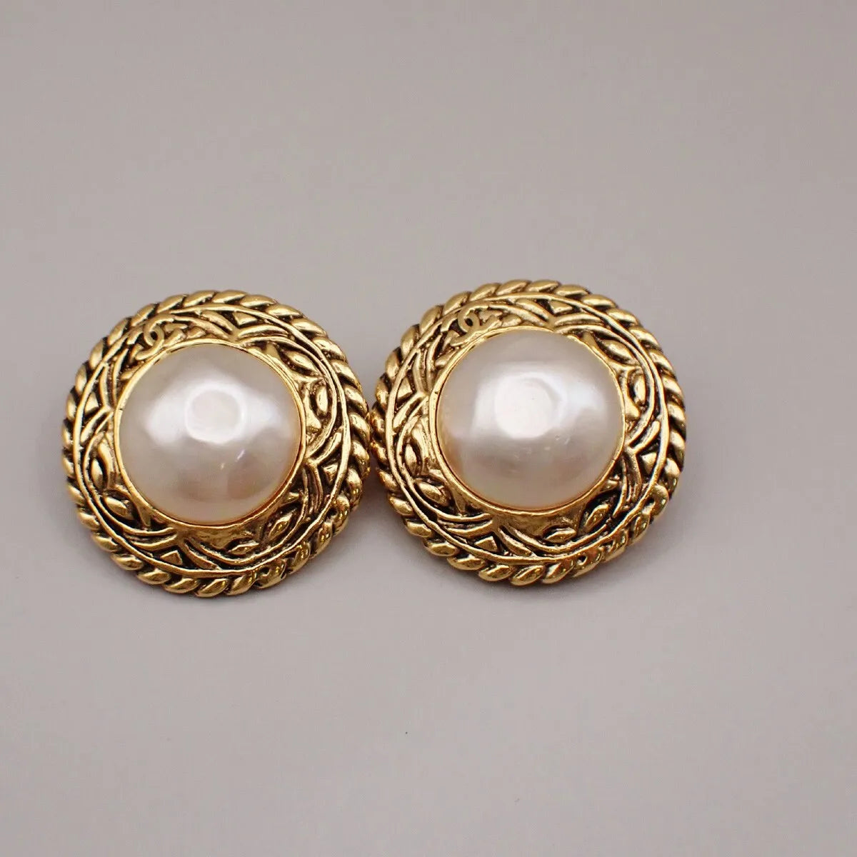 Chanel Vintage Round Chain Clip-On Metal With Faux Pearl Gold Gold_Plated Earrings Jewelry (Pre-Owned)
