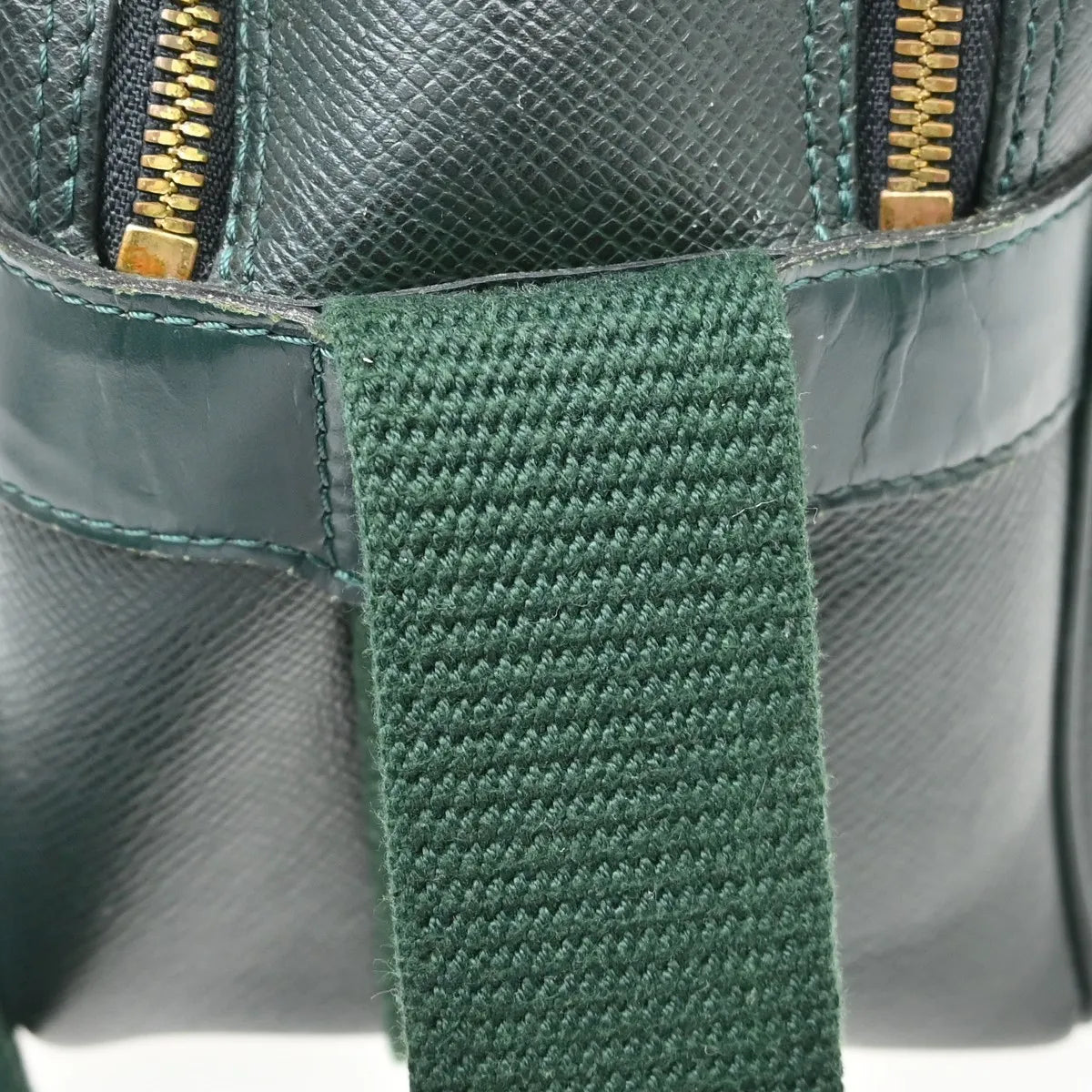 Louis Vuitton Reporter Taiga Leather Green Leather Shoulder Bag Bag (Pre-Owned)