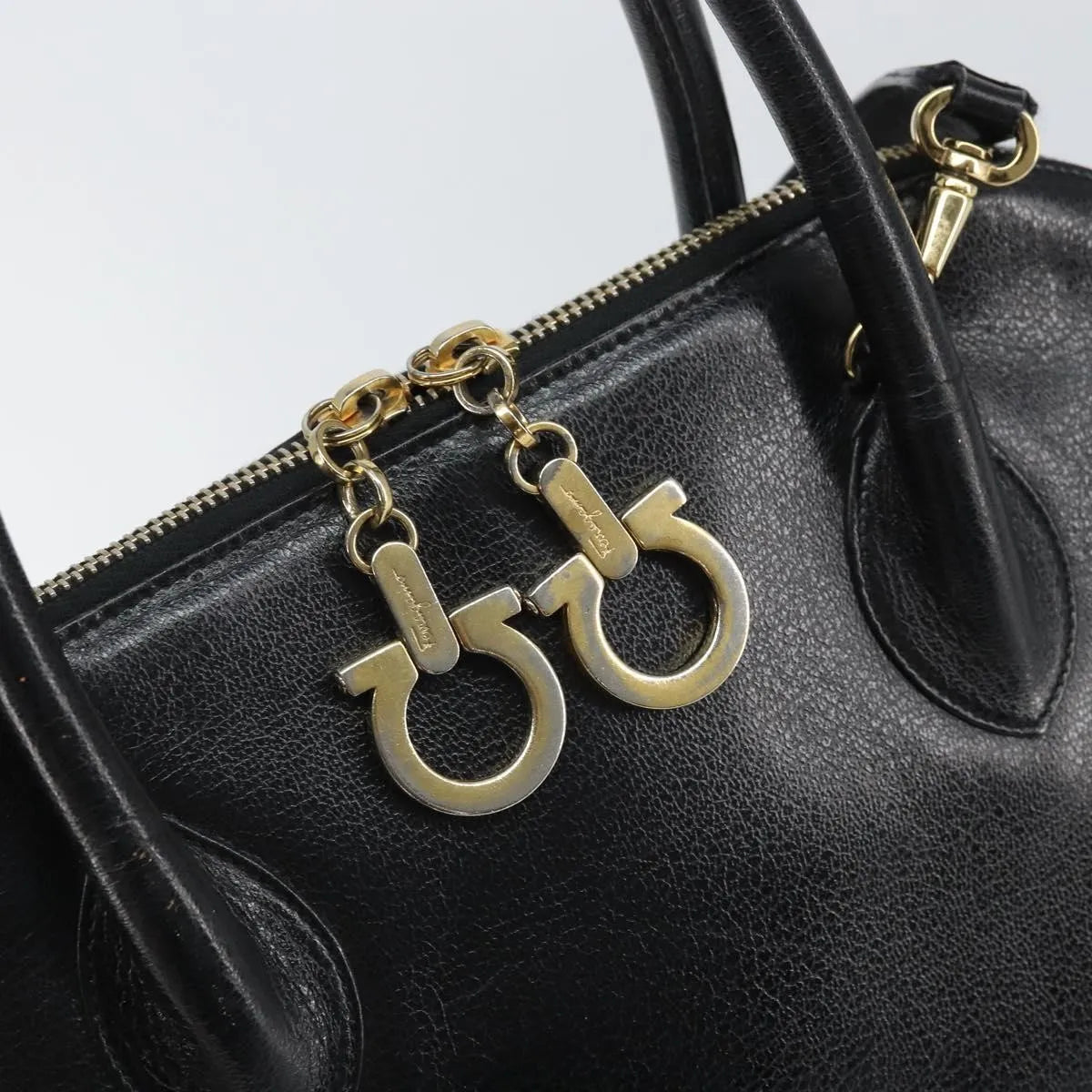 Salvatore Ferragamo Gancini Leather Black Leather Shoulder Bag Bag (Pre-Owned)