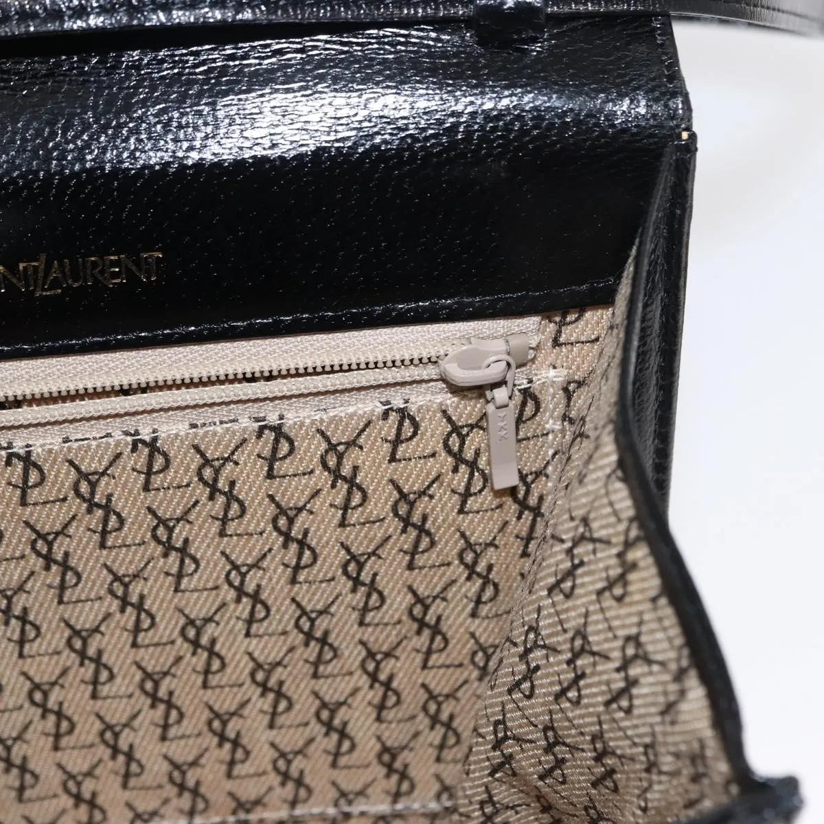 Saint Laurent Vintage Leather Black Leather Shoulder Bag Bag (Pre-Owned)