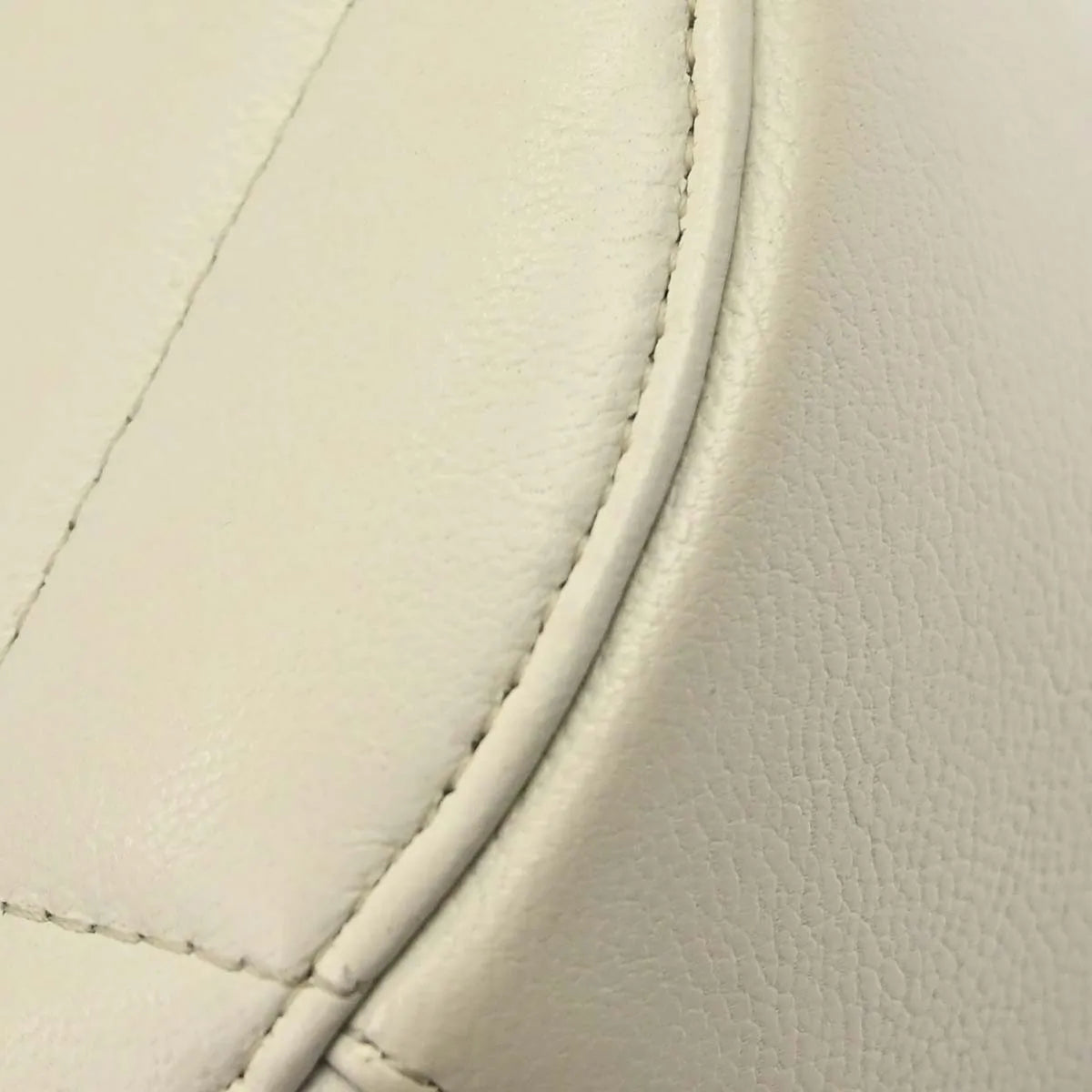 Chanel Round Clutch With Chain Quilted Lambskin White Leather Clutche & Pouche Bag (Pre-Owned)