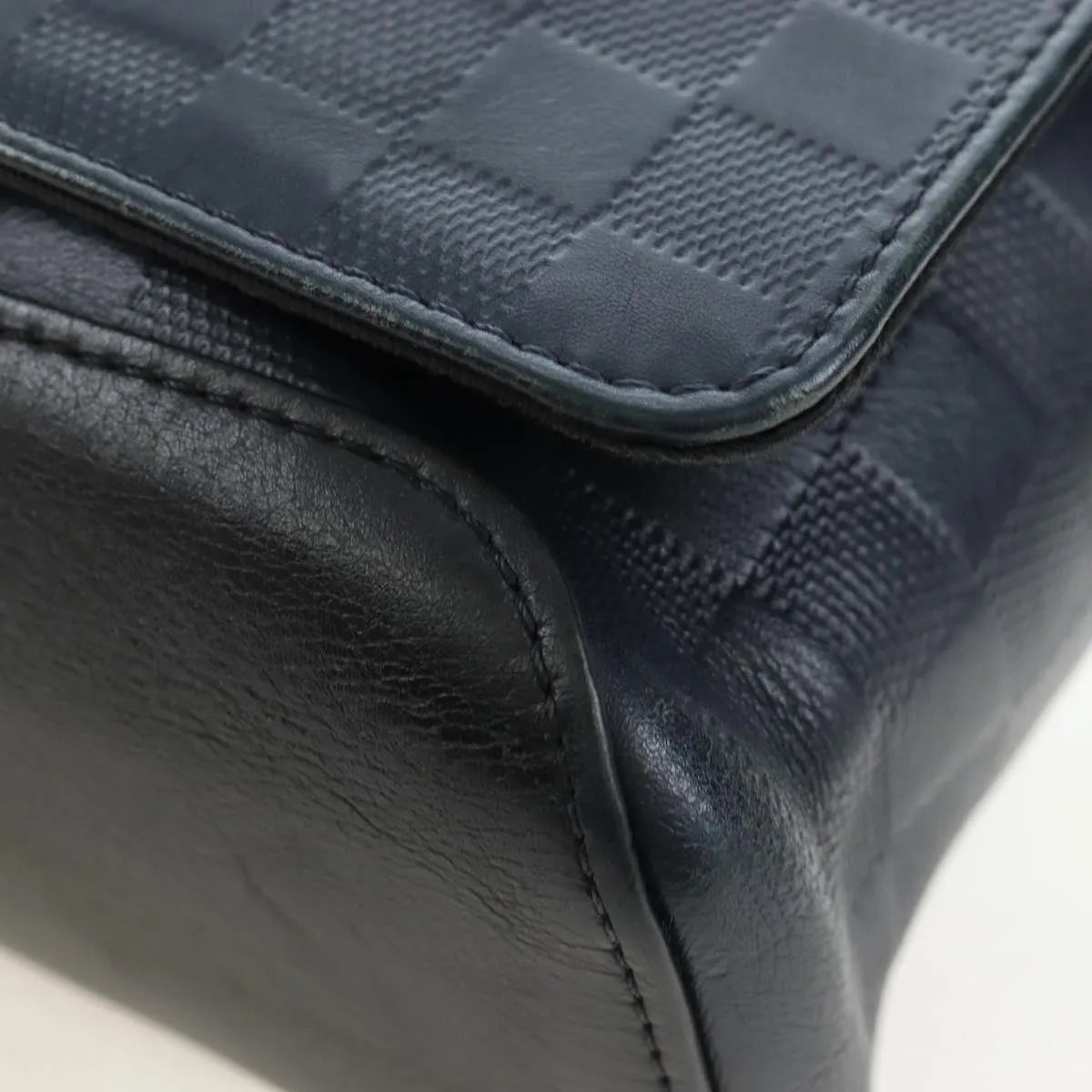 Louis Vuitton District Messenger Damier Infini Leather Black Leather Shoulder Bag Bag (Pre-Owned)