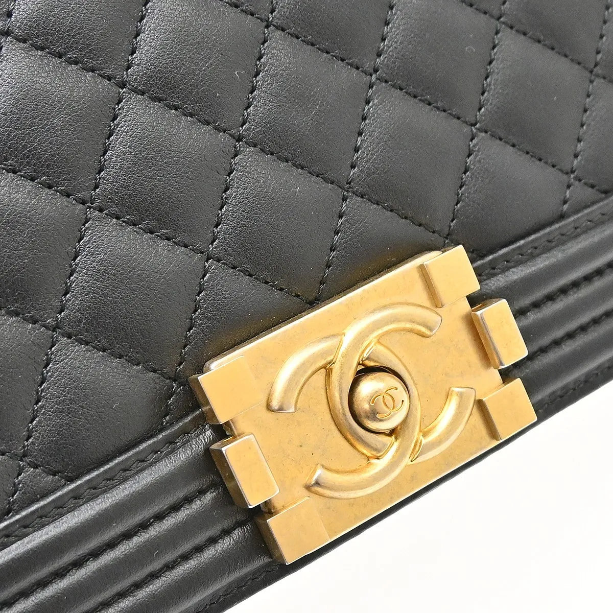Chanel Boy Flap Quilted Calfskin Black Leather Shoulder Bag Bag (Pre-Owned)