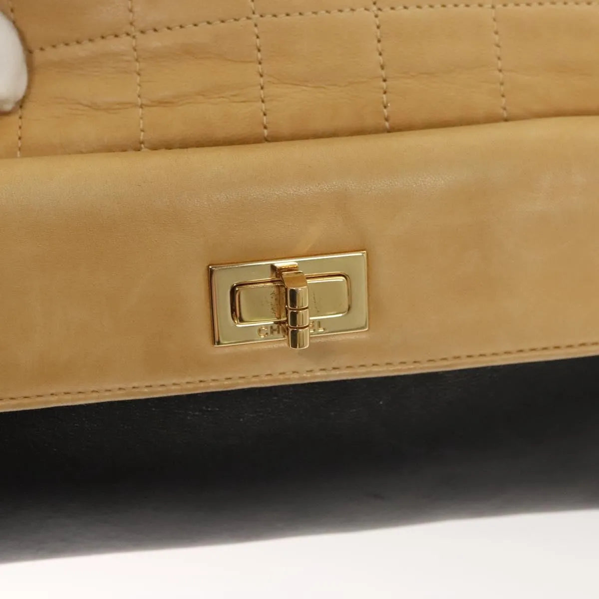 Chanel Chocolate Bar Handbag Lambskin Beige Leather Handbag (Pre-Owned)