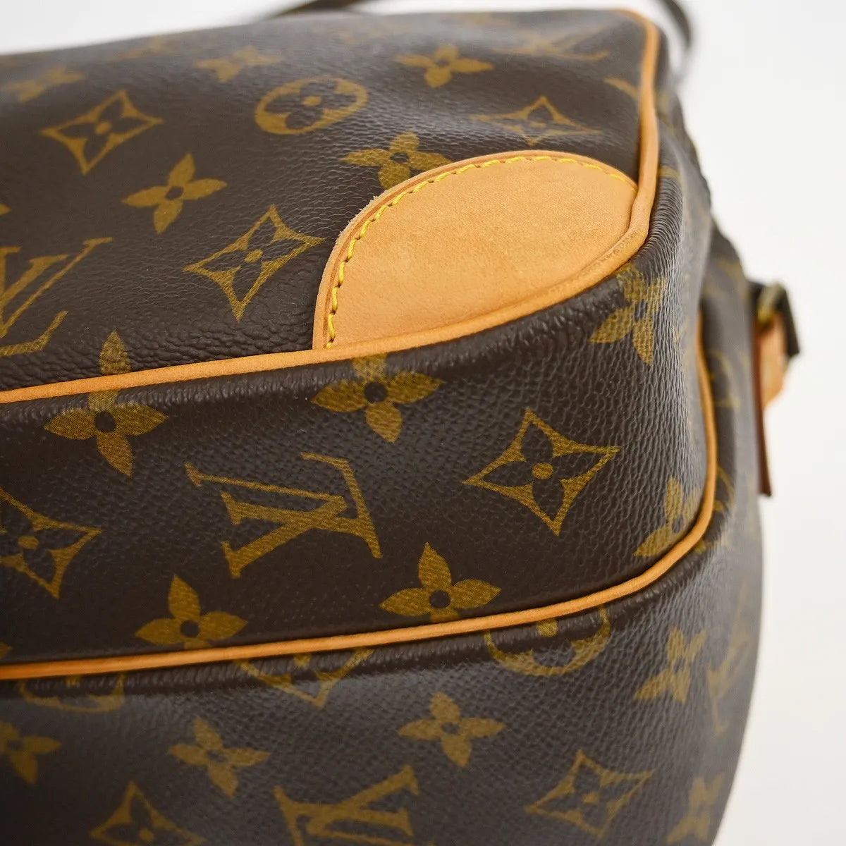 Louis Vuitton Nil Messenger Monogram Canvas Brown Canvas Shoulder Bag Bag (Pre-Owned)